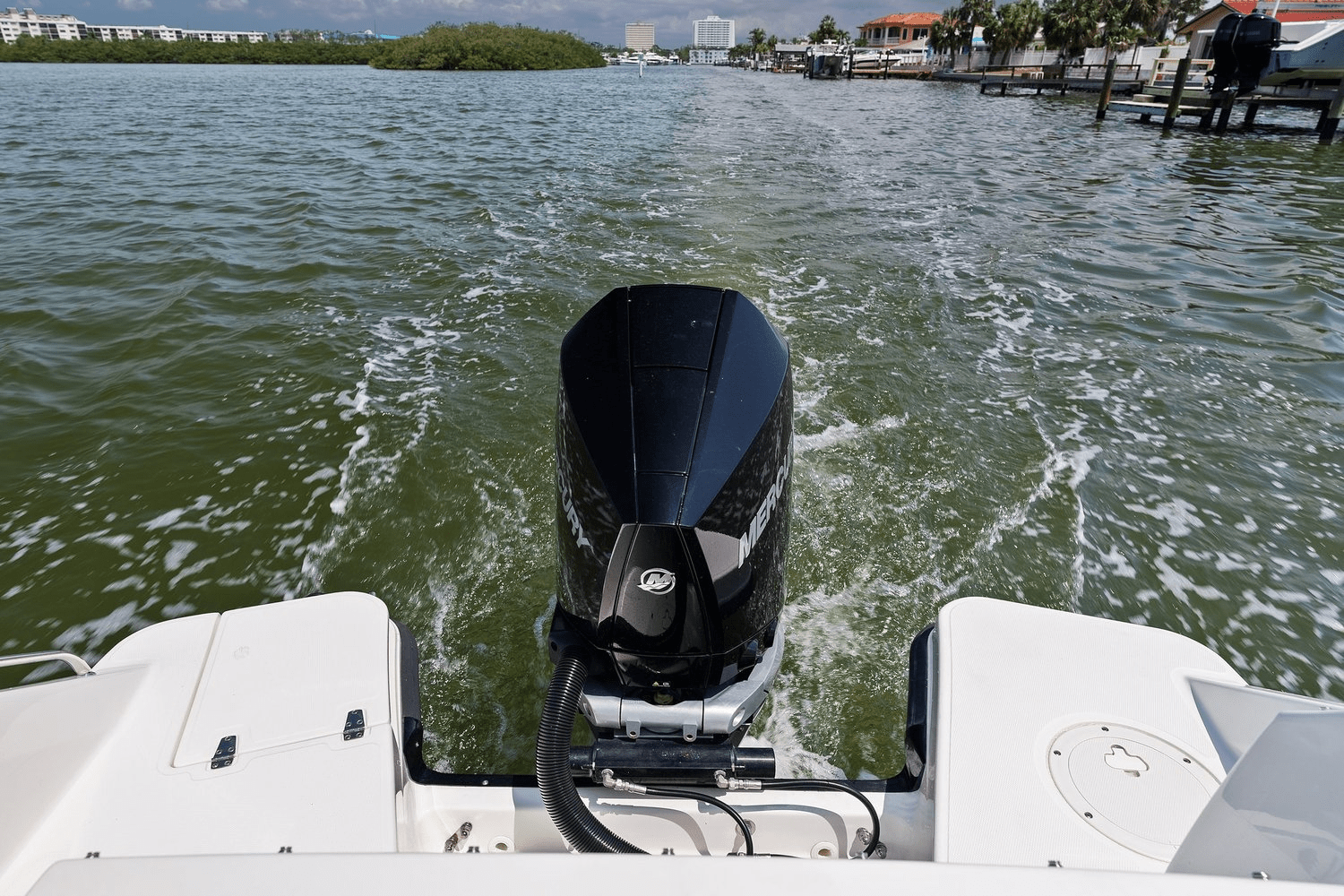 Slide: The Image of Boston Whaler 240 VANTAGE 2022 - 20