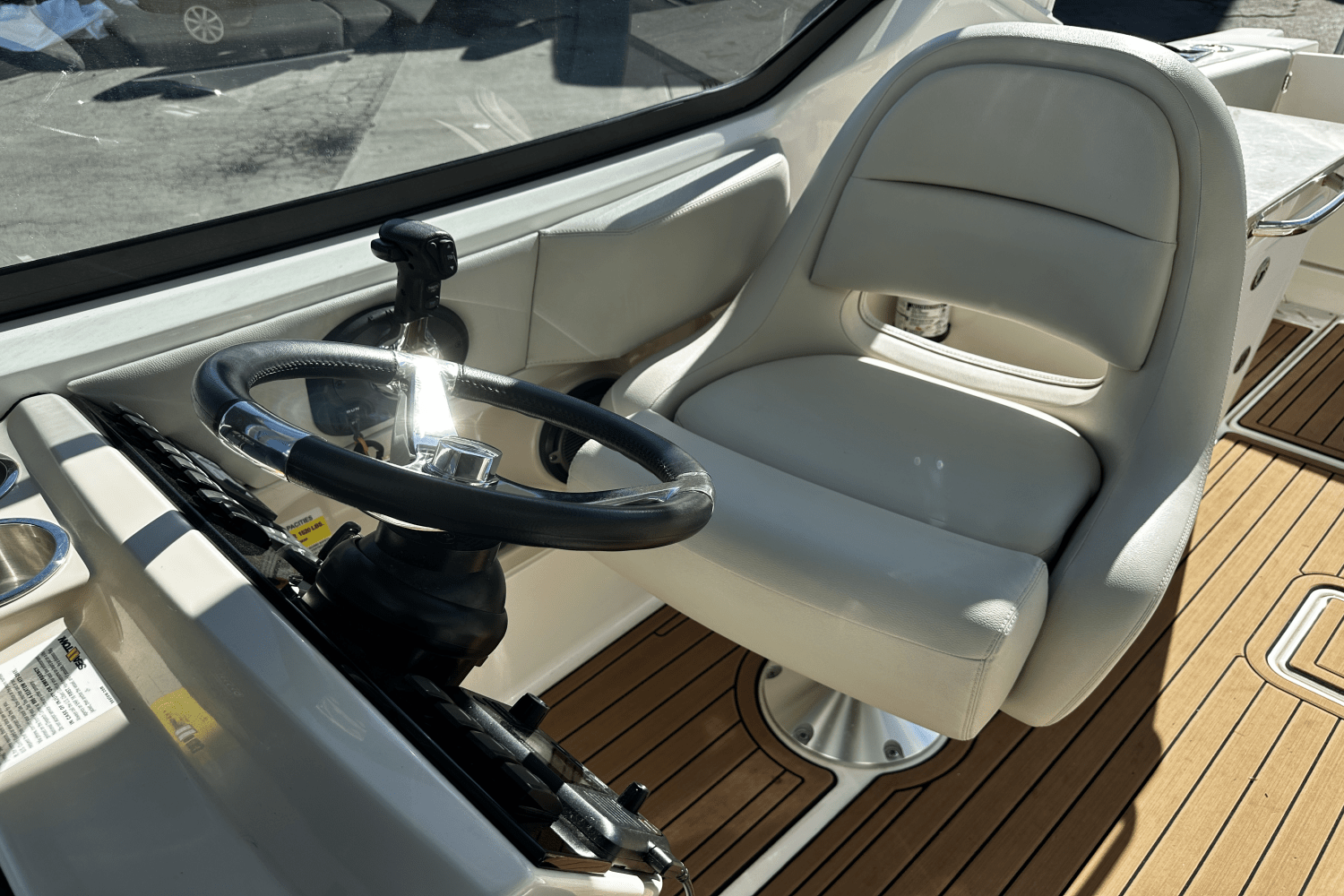 Slide: The Image of Boston Whaler 240 VANTAGE 2022 - 20