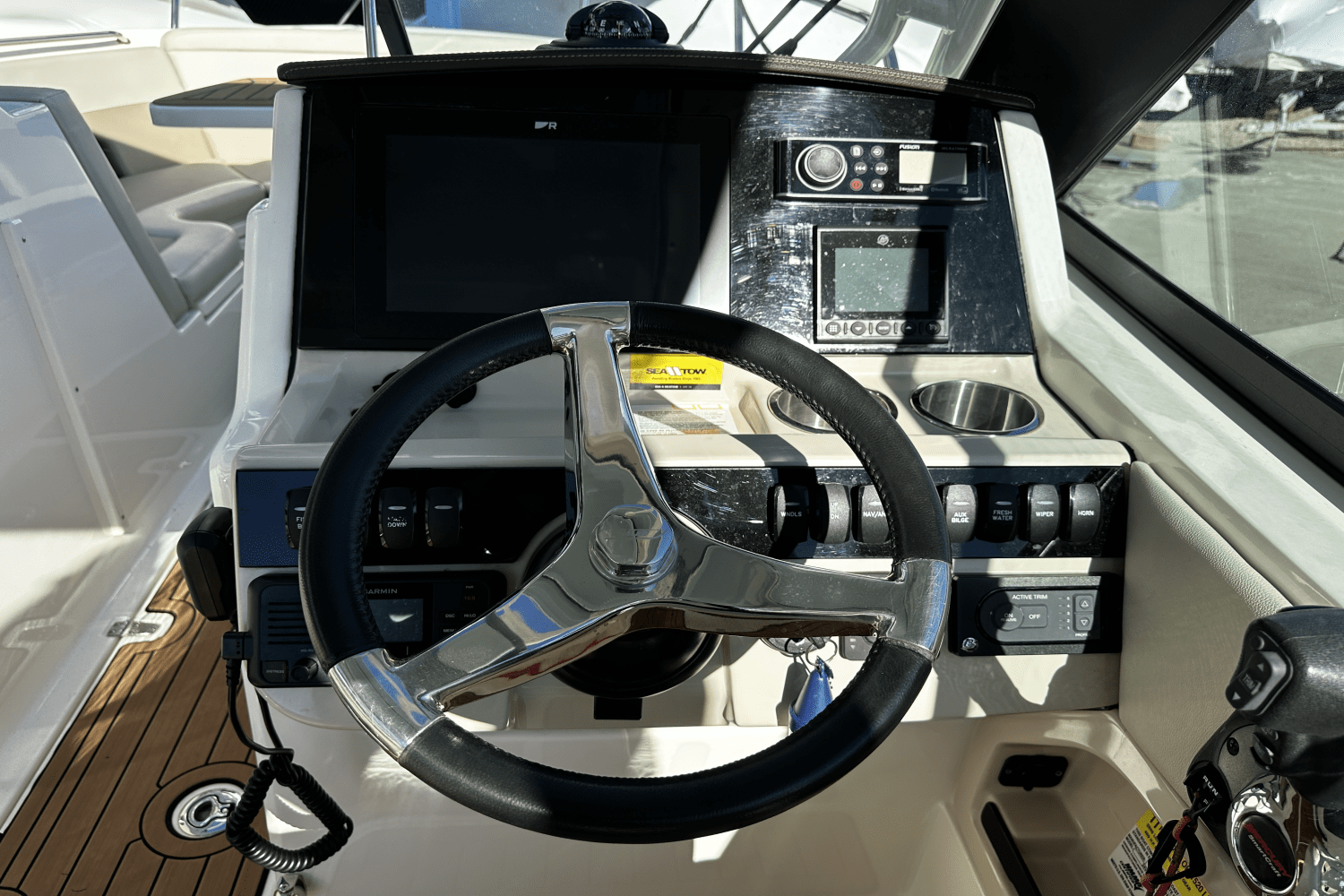 Slide: The Image of Boston Whaler 240 VANTAGE 2022 - 21