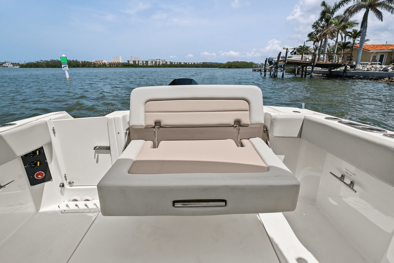 Slide: The Image of Boston Whaler 240 VANTAGE 2022 - 21