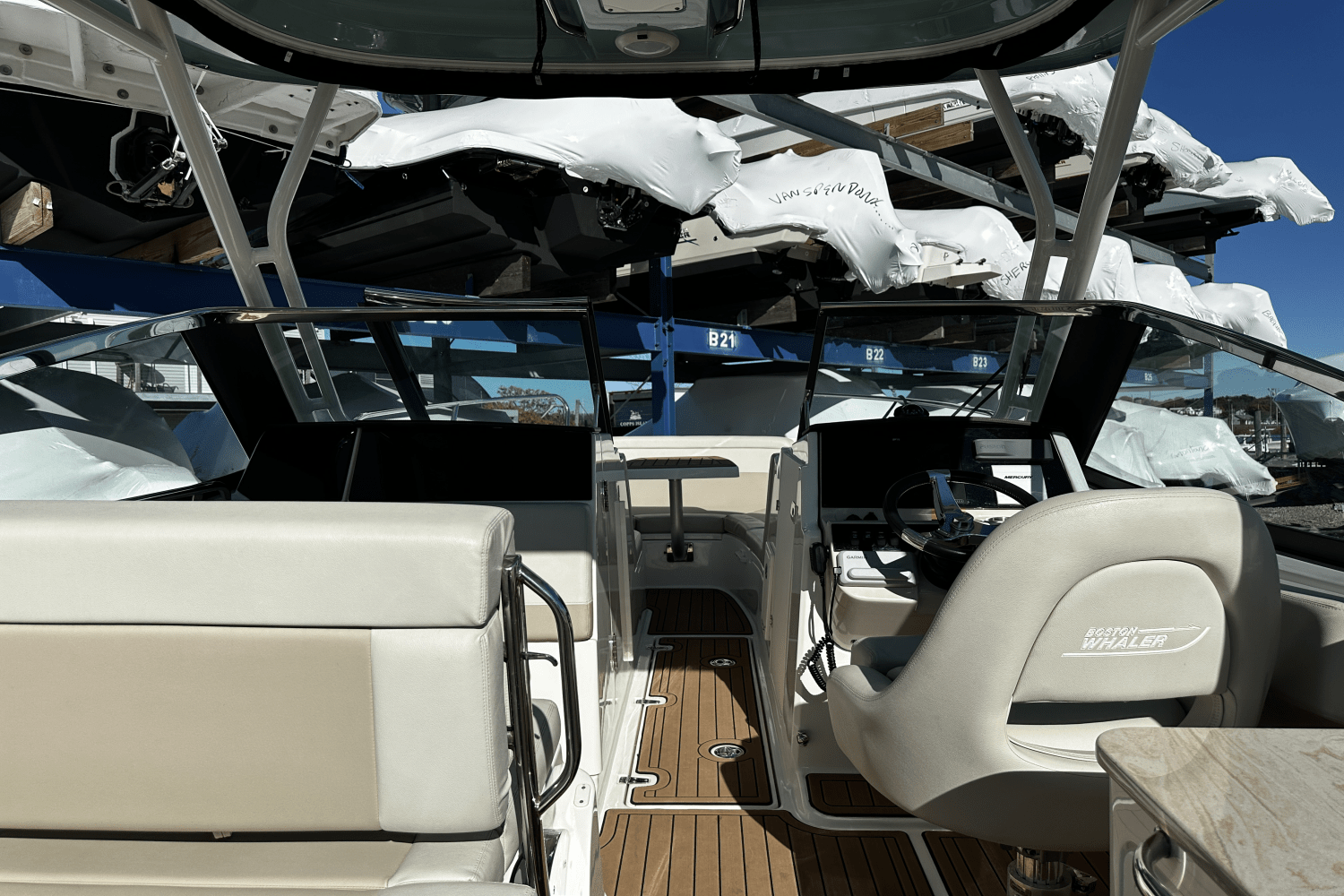 Slide: The Image of Boston Whaler 240 VANTAGE 2022 - 22