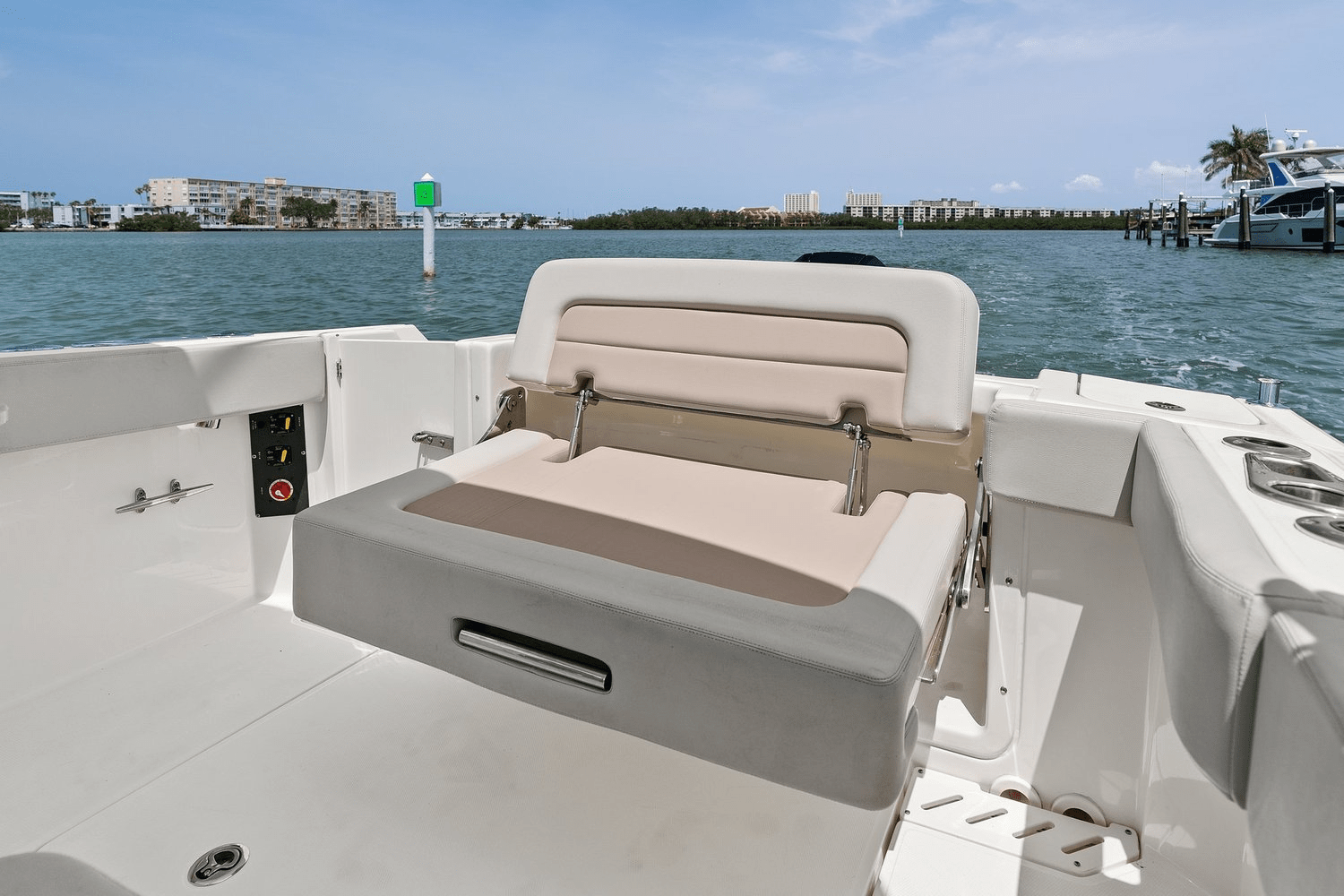 Slide: The Image of Boston Whaler 240 VANTAGE 2022 - 22