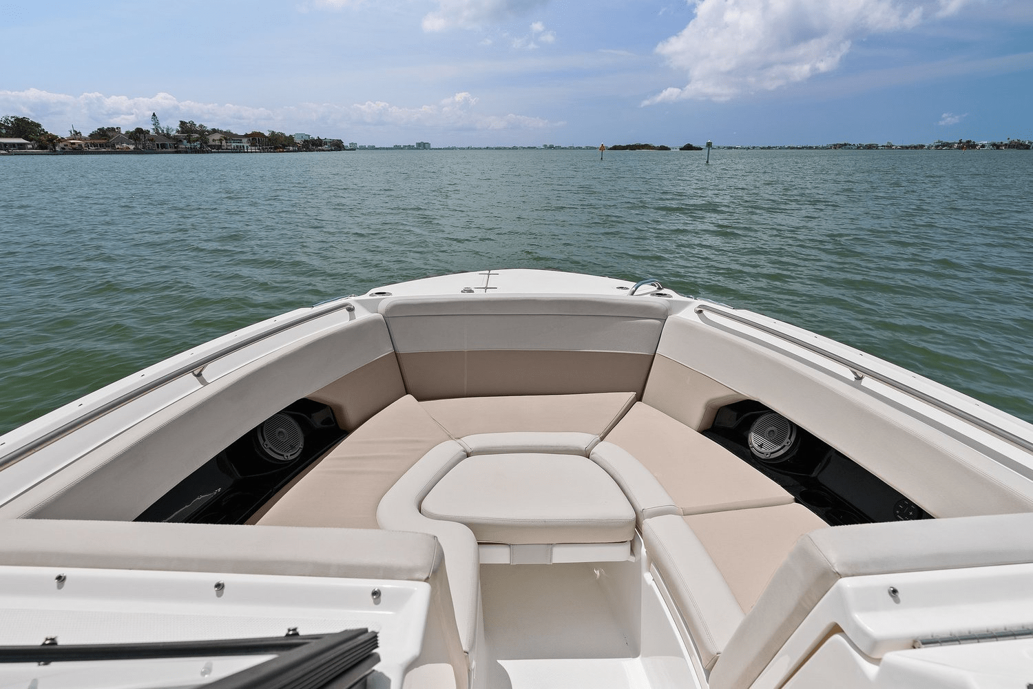 Slide: The Image of Boston Whaler 240 VANTAGE 2022 - 23