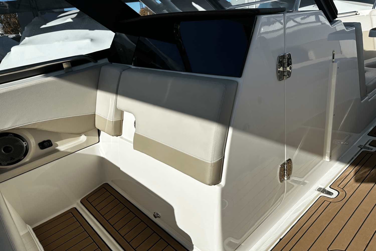 Slide: The Image of Boston Whaler 240 VANTAGE 2022 - 23