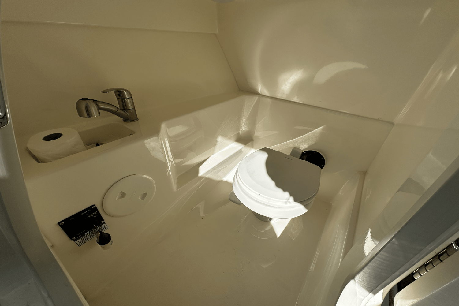 Slide: The Image of Boston Whaler 240 VANTAGE 2022 - 24