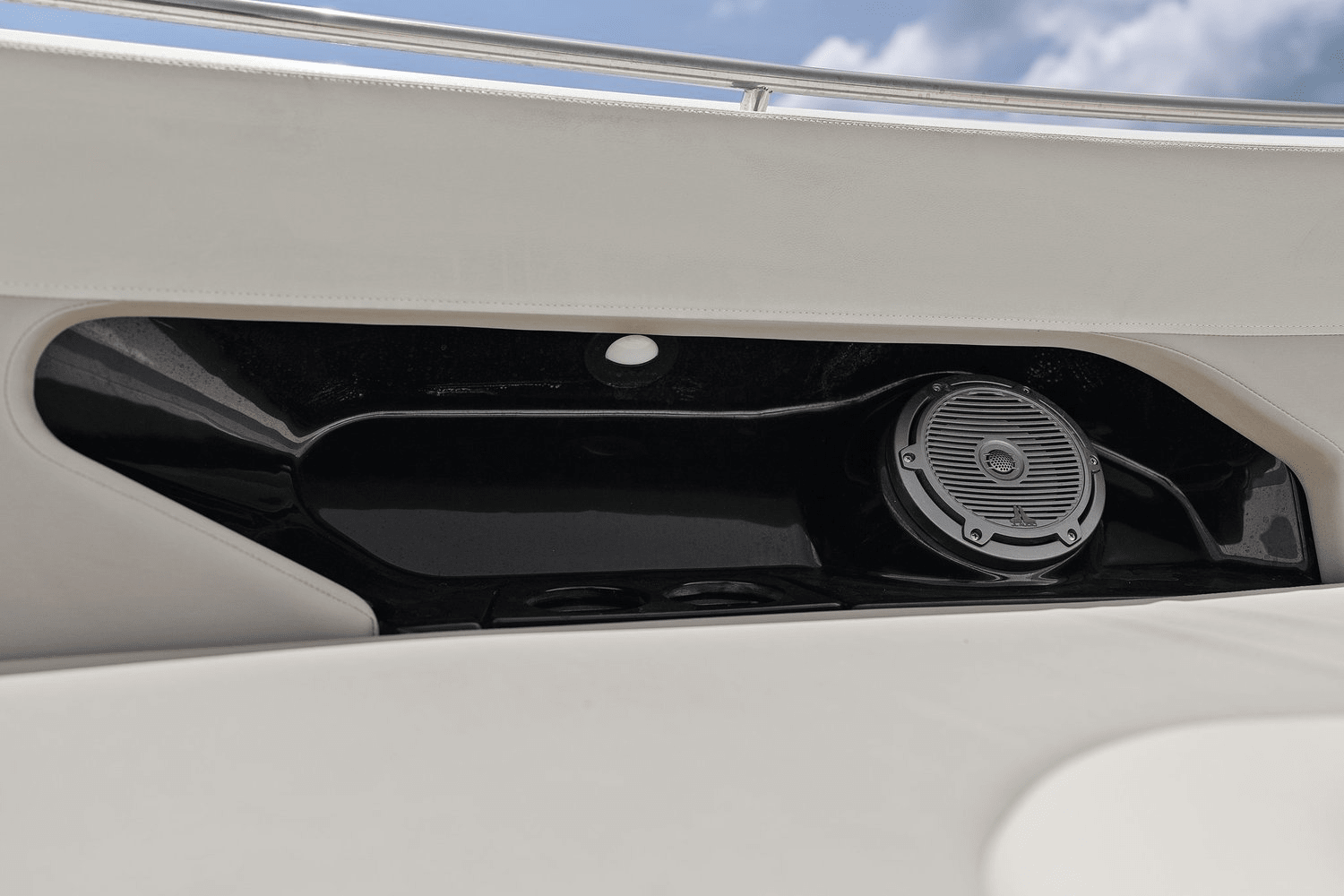 Slide: The Image of Boston Whaler 240 VANTAGE 2022 - 24