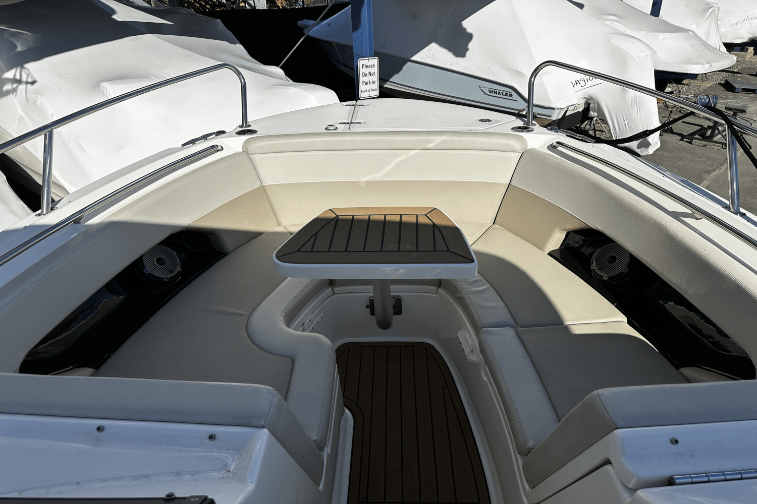 Slide: The Image of Boston Whaler 240 VANTAGE 2022 - 25
