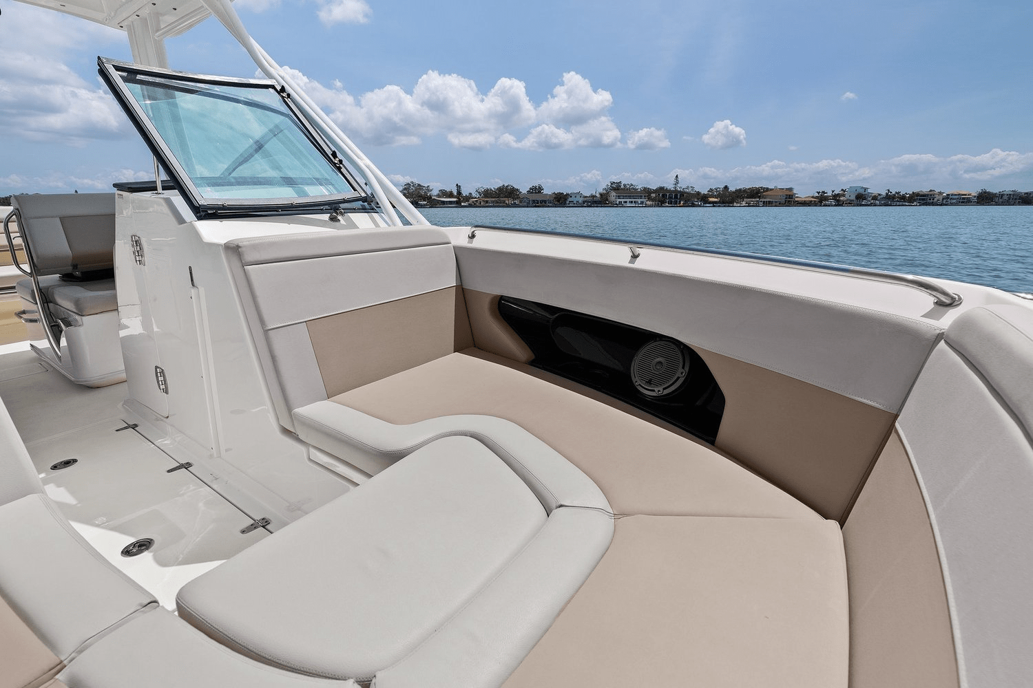Slide: The Image of Boston Whaler 240 VANTAGE 2022 - 26
