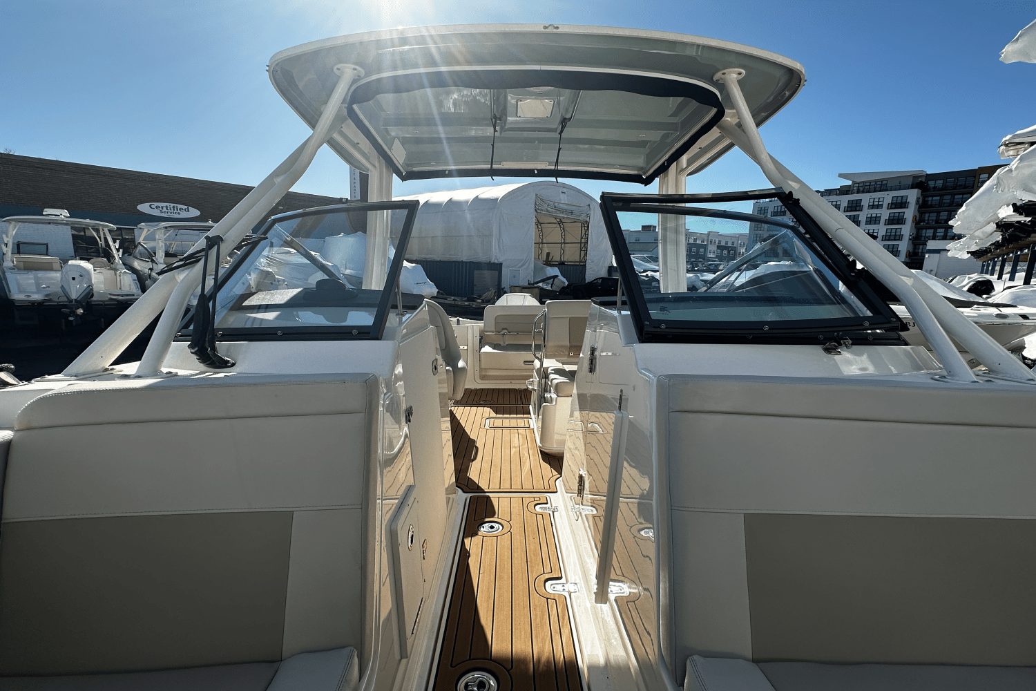 Slide: The Image of Boston Whaler 240 VANTAGE 2022 - 27