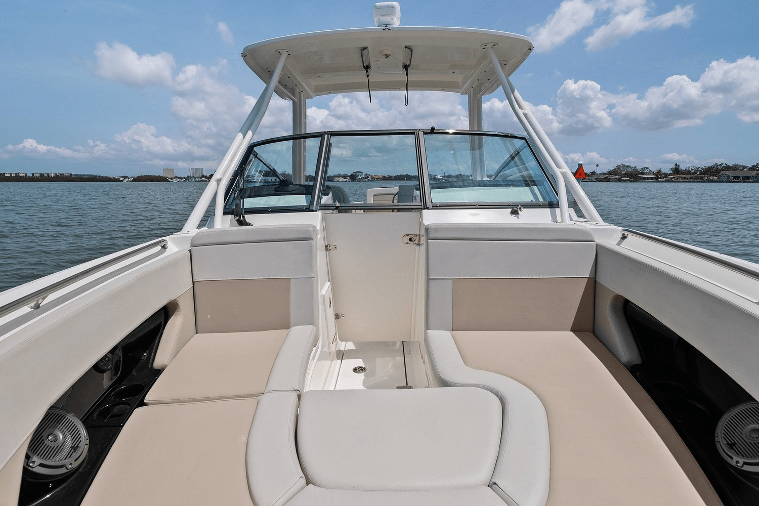 Slide: The Image of Boston Whaler 240 VANTAGE 2022 - 27
