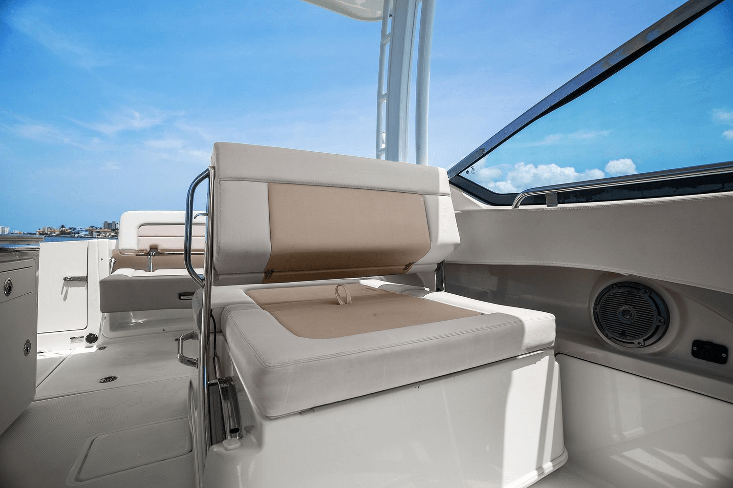 Slide: The Image of Boston Whaler 240 VANTAGE 2022 - 28