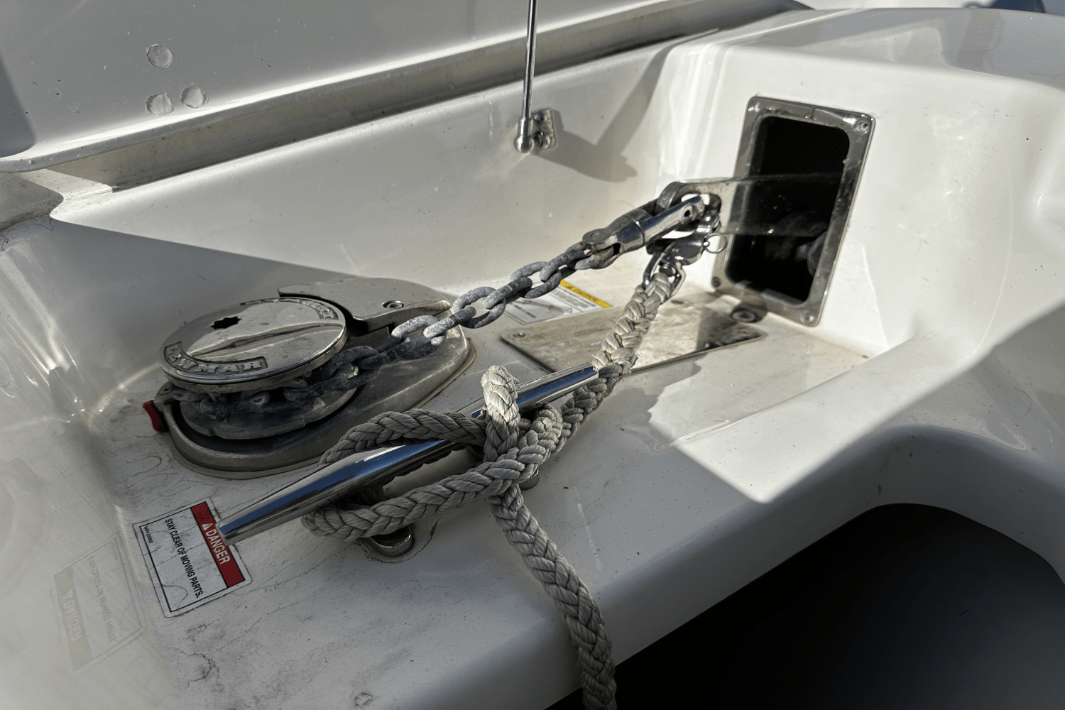 Slide: The Image of Boston Whaler 240 VANTAGE 2022 - 29