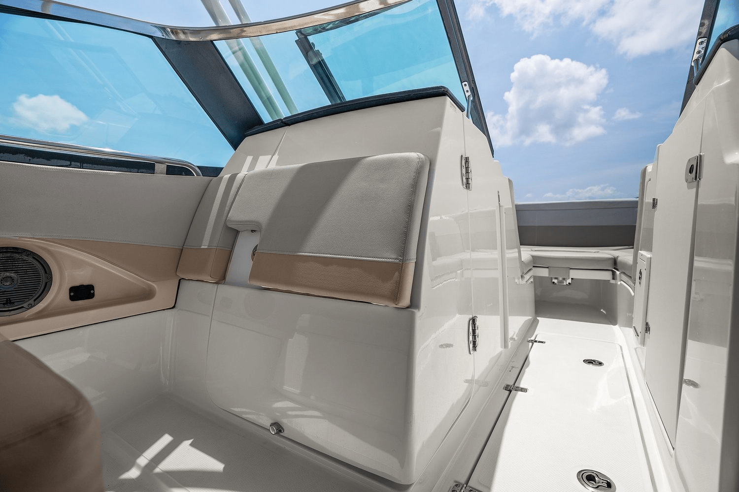 Slide: The Image of Boston Whaler 240 VANTAGE 2022 - 29