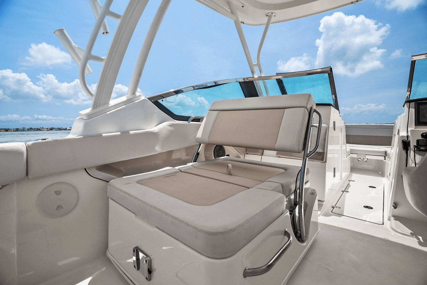 Slide: The Image of Boston Whaler 240 VANTAGE 2022 - 30