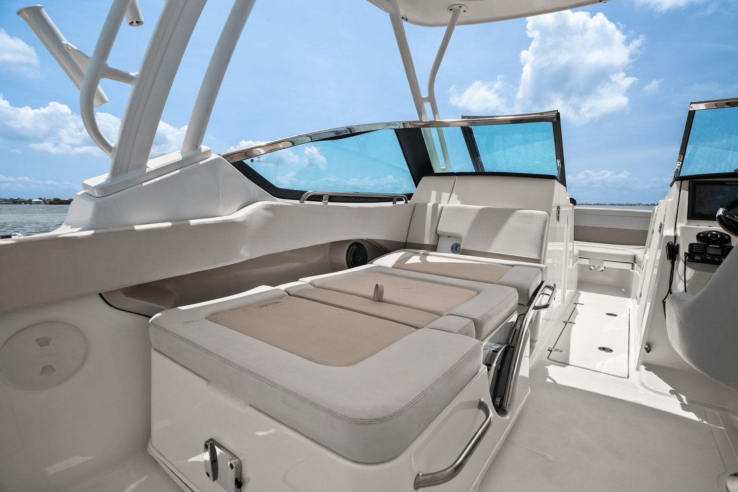 Slide: The Image of Boston Whaler 240 VANTAGE 2022 - 31