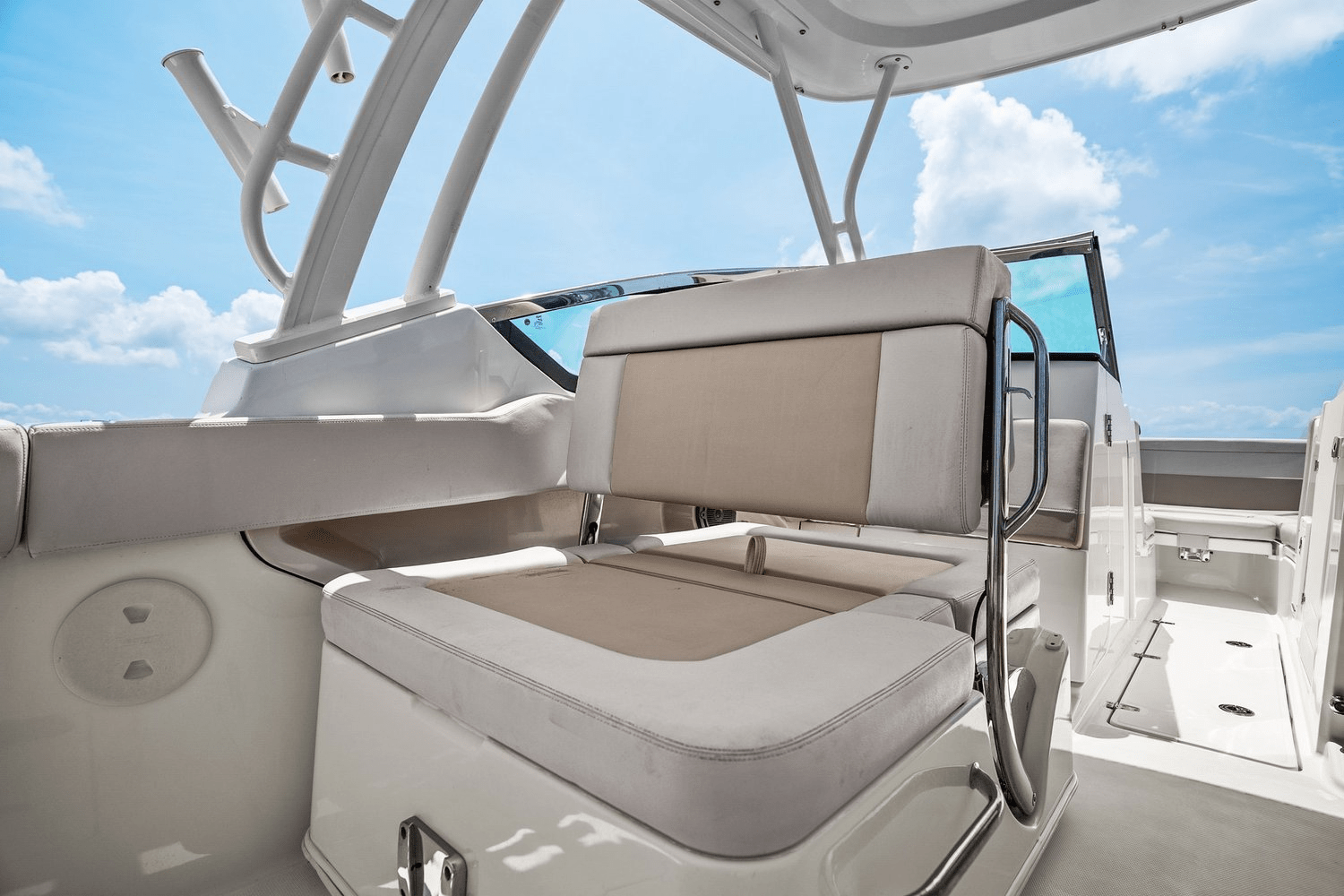 Slide: The Image of Boston Whaler 240 VANTAGE 2022 - 32