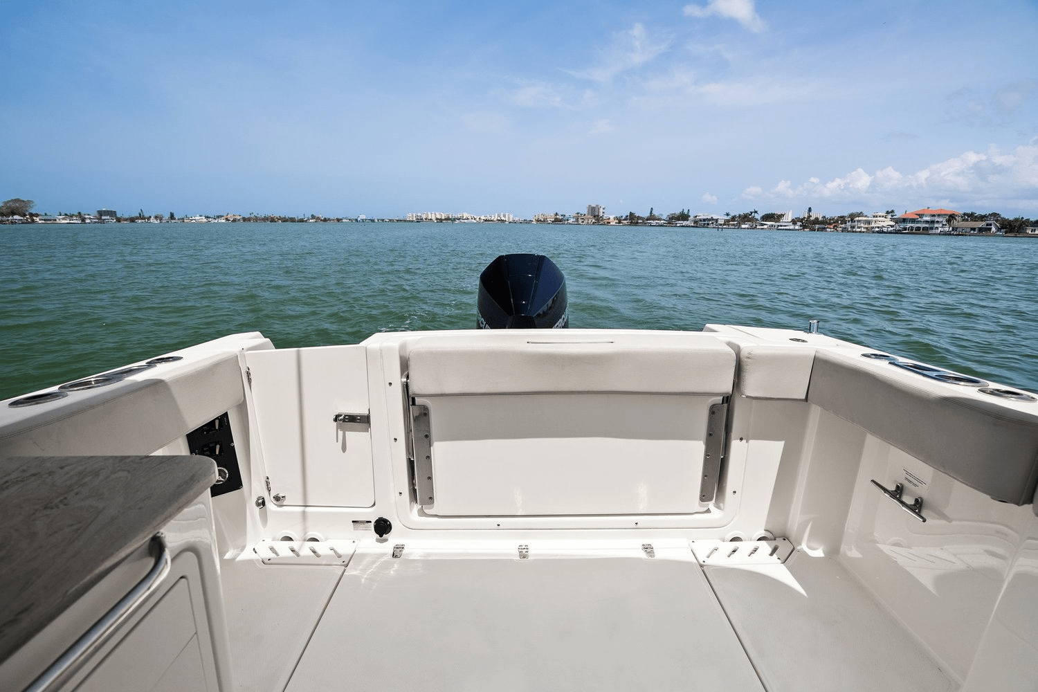 Slide: The Image of Boston Whaler 240 VANTAGE 2022 - 33