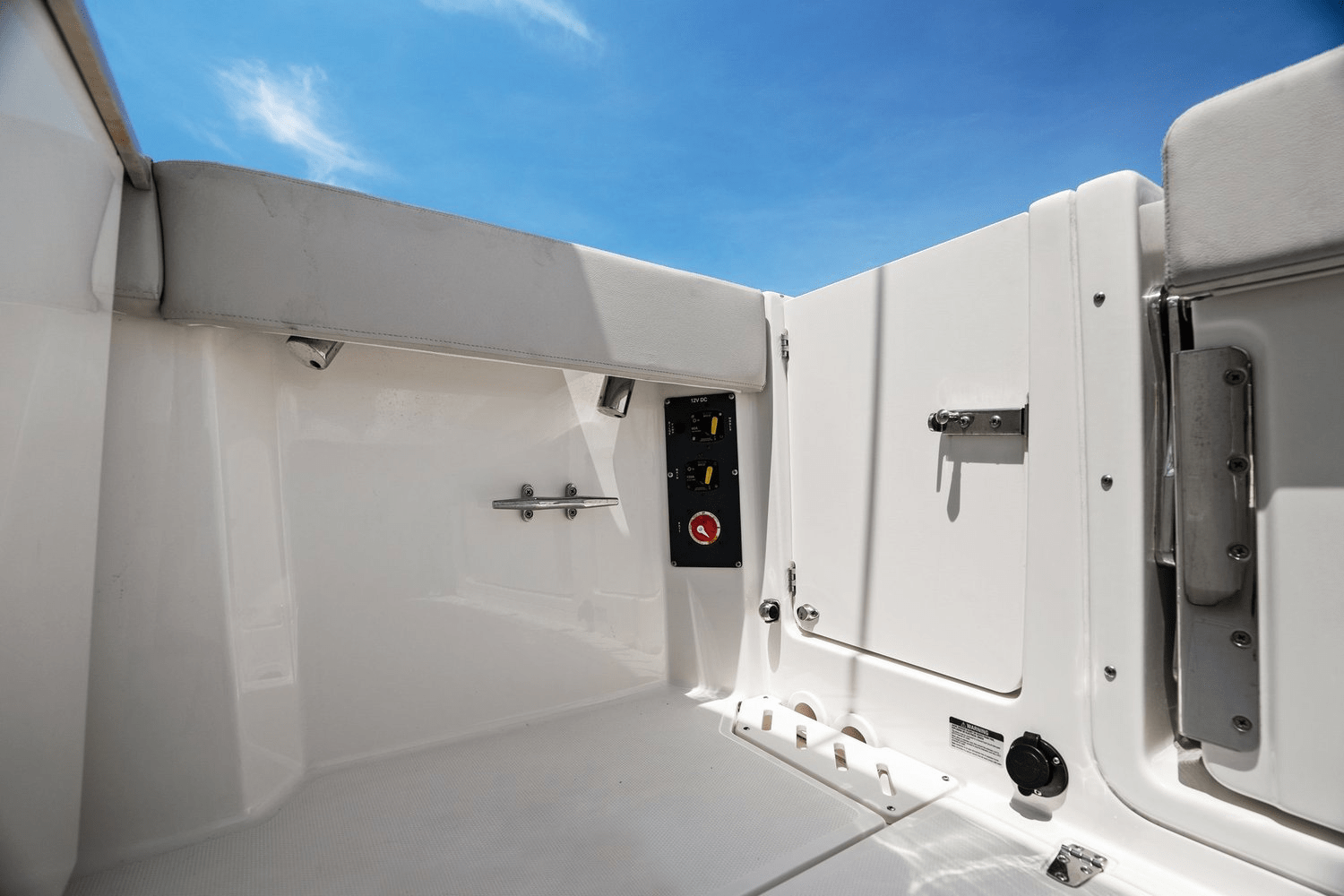 Slide: The Image of Boston Whaler 240 VANTAGE 2022 - 34