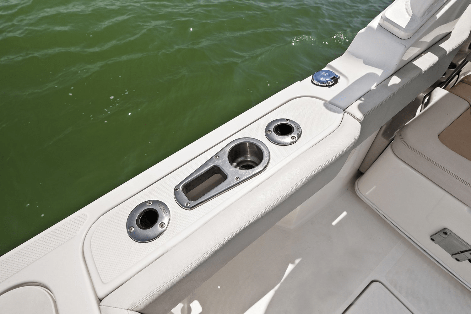 Slide: The Image of Boston Whaler 240 VANTAGE 2022 - 35