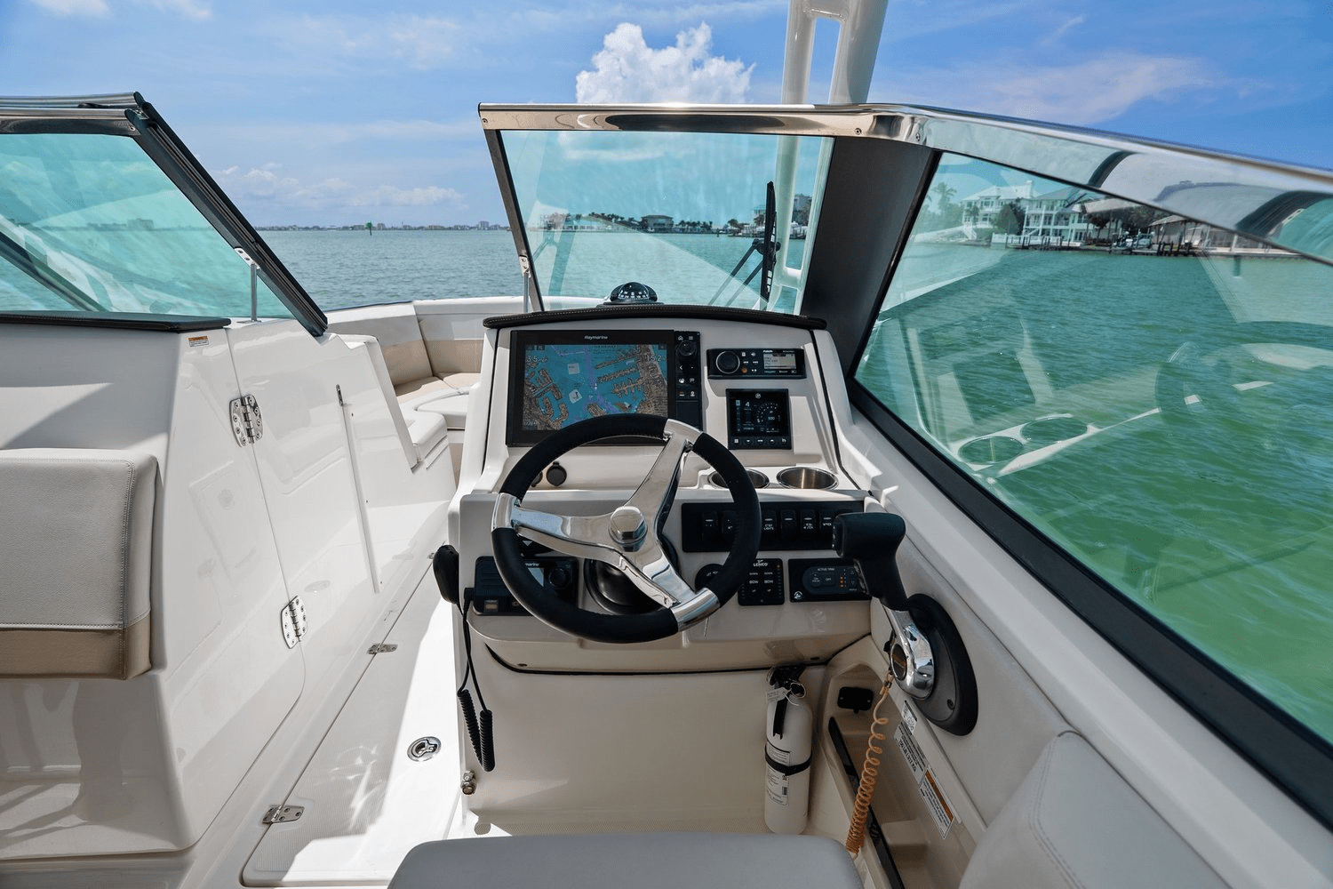 Slide: The Image of Boston Whaler 240 VANTAGE 2022 - 36