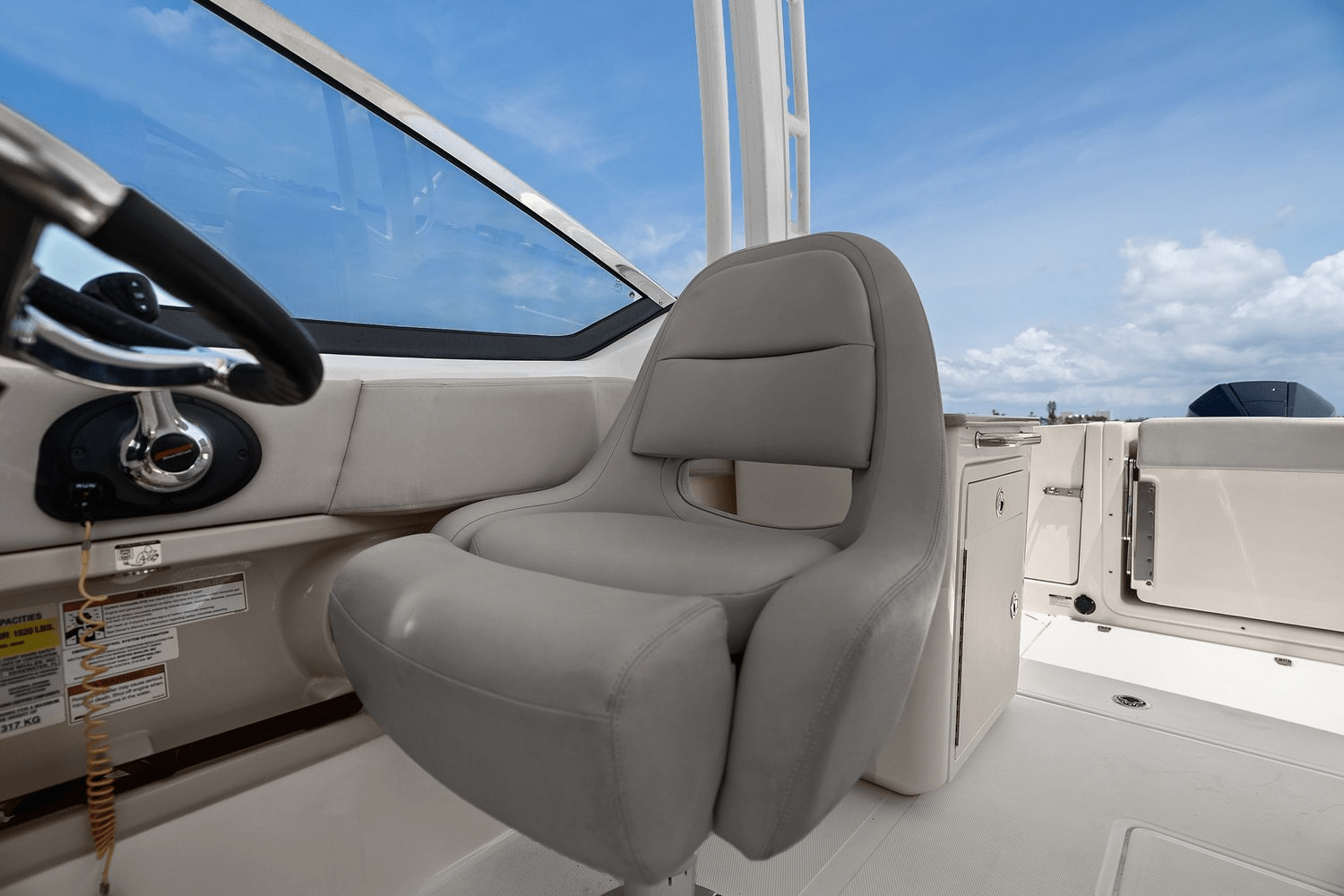 Slide: The Image of Boston Whaler 240 VANTAGE 2022 - 38