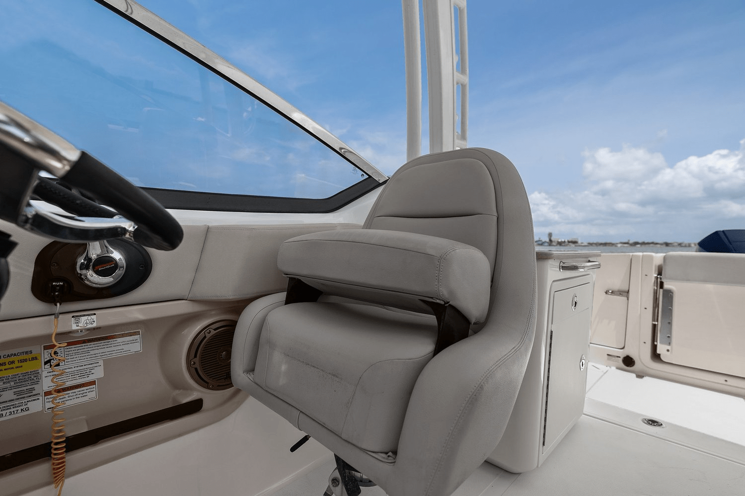 Slide: The Image of Boston Whaler 240 VANTAGE 2022 - 39