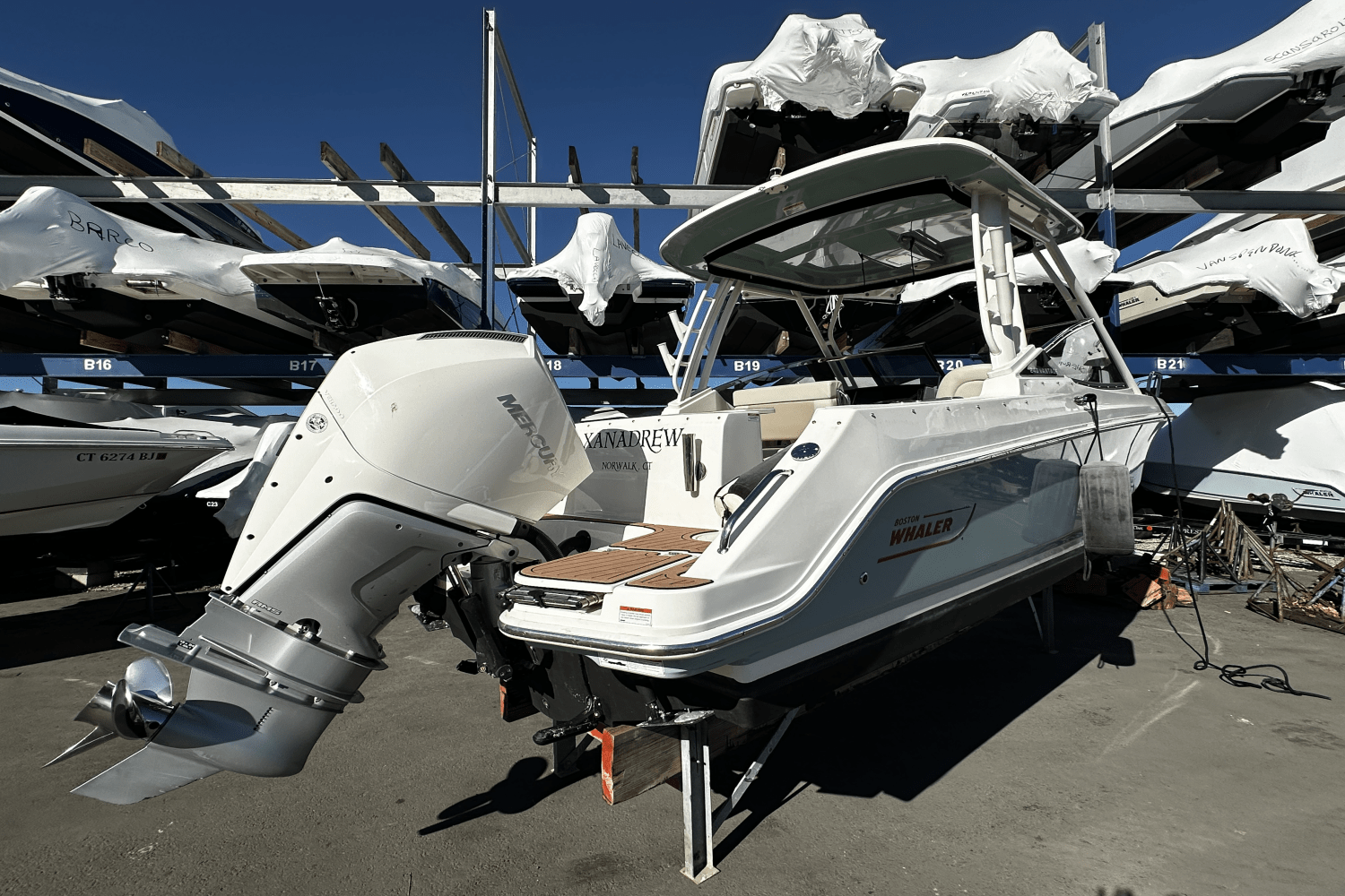 Slide: The Image of Boston Whaler 240 VANTAGE 2022 - 4