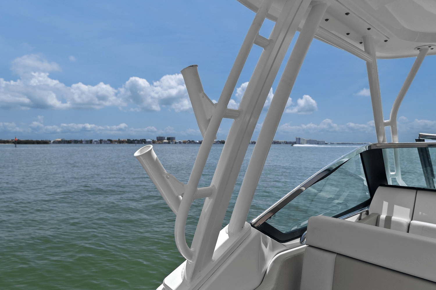 Slide: The Image of Boston Whaler 240 VANTAGE 2022 - 40