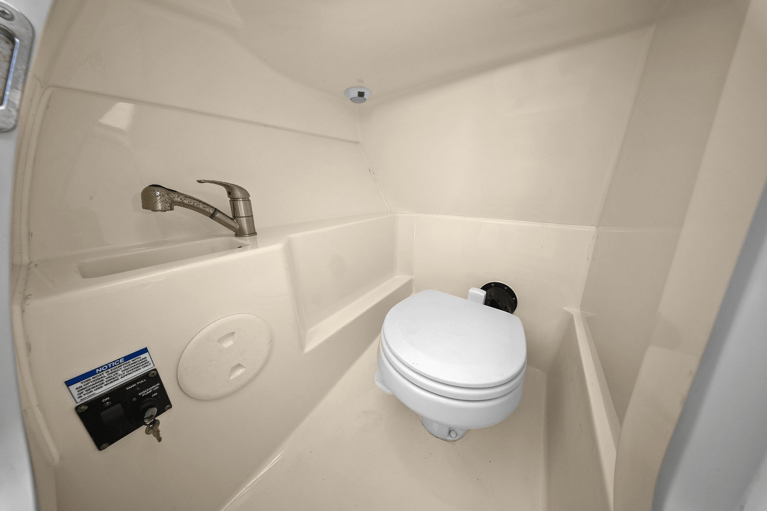 Slide: The Image of Boston Whaler 240 VANTAGE 2022 - 41