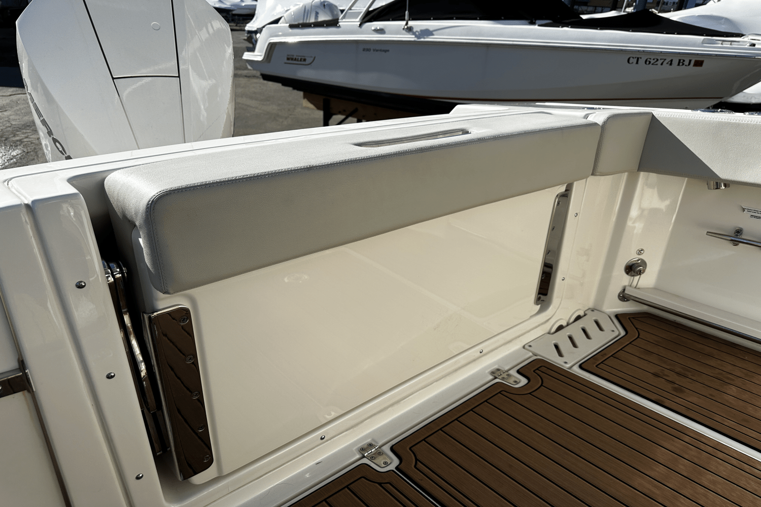 Slide: The Image of Boston Whaler 240 VANTAGE 2022 - 7