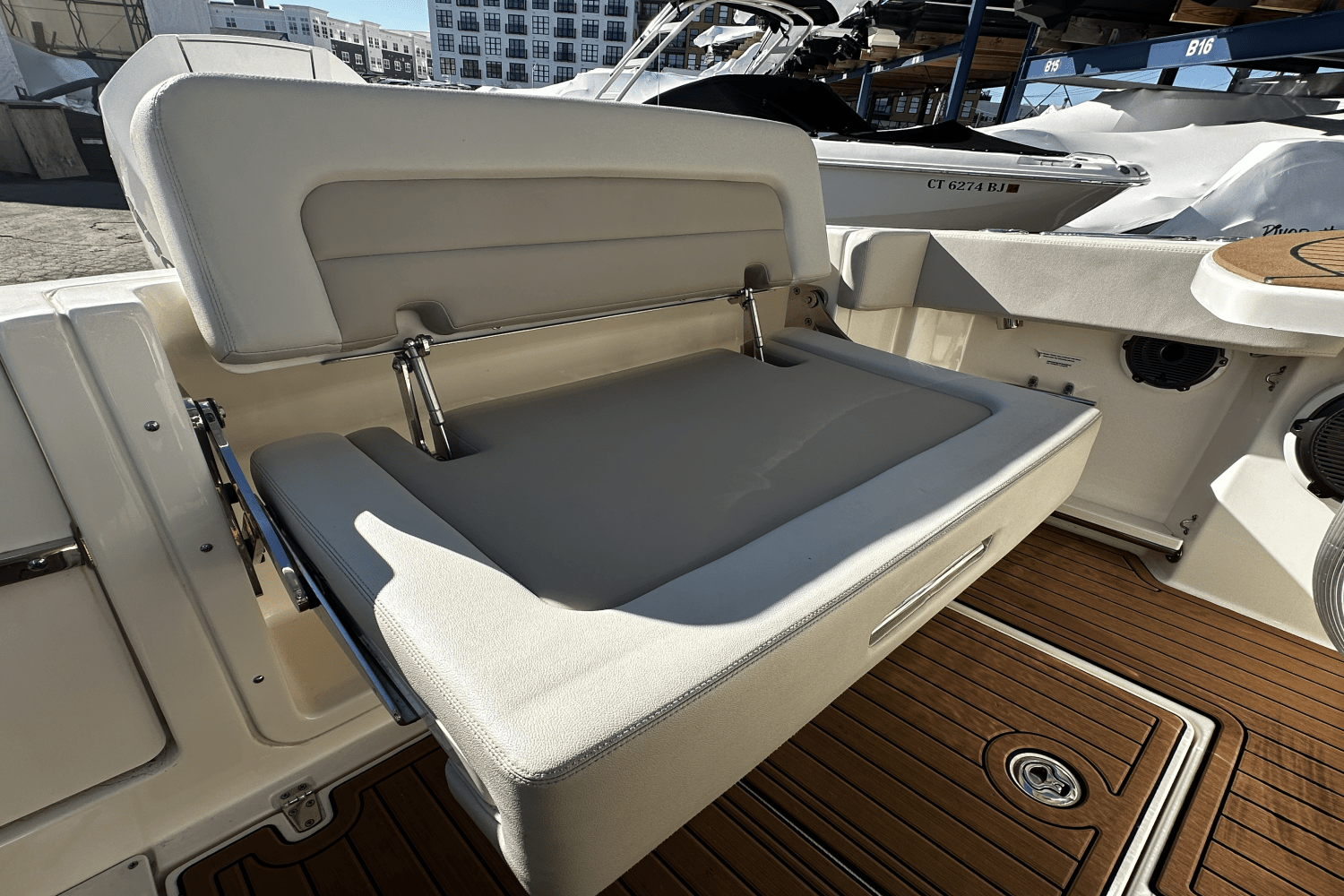 Slide: The Image of Boston Whaler 240 VANTAGE 2022 - 8