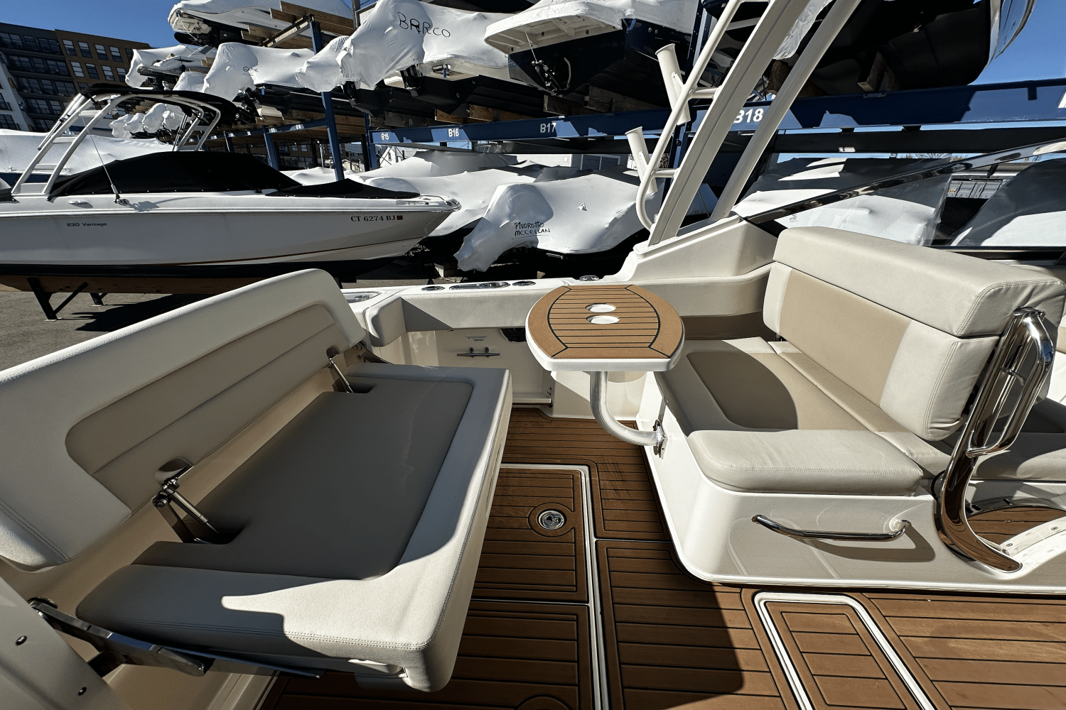 Slide: The Image of Boston Whaler 240 VANTAGE 2022 - 9