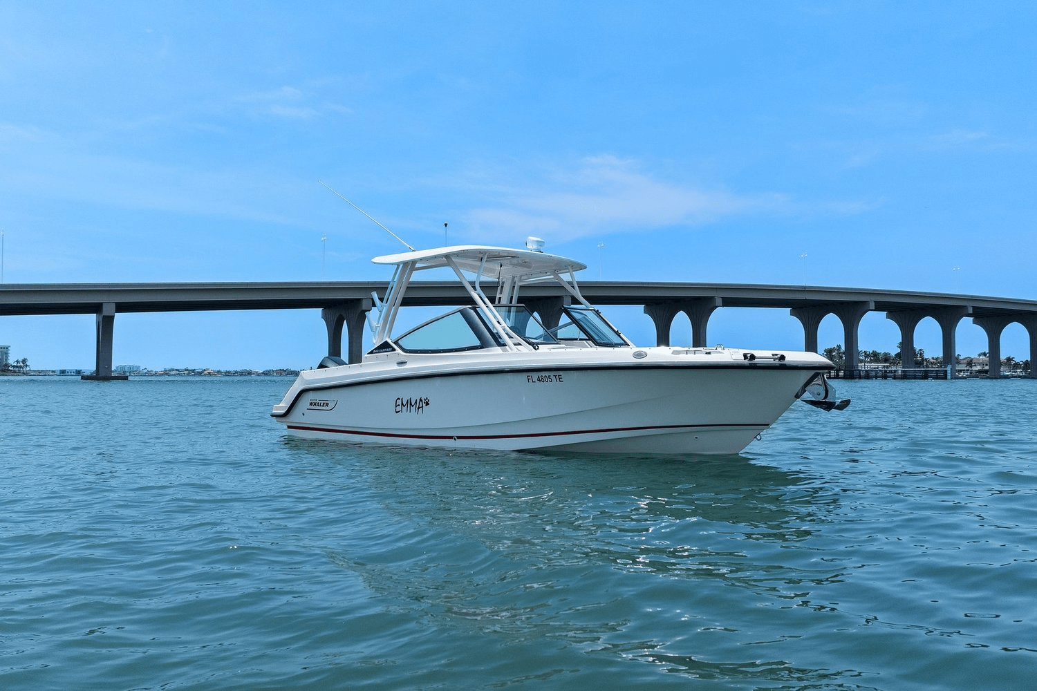 Slide: The Image of Boston Whaler 240 VANTAGE 2022 - 9
