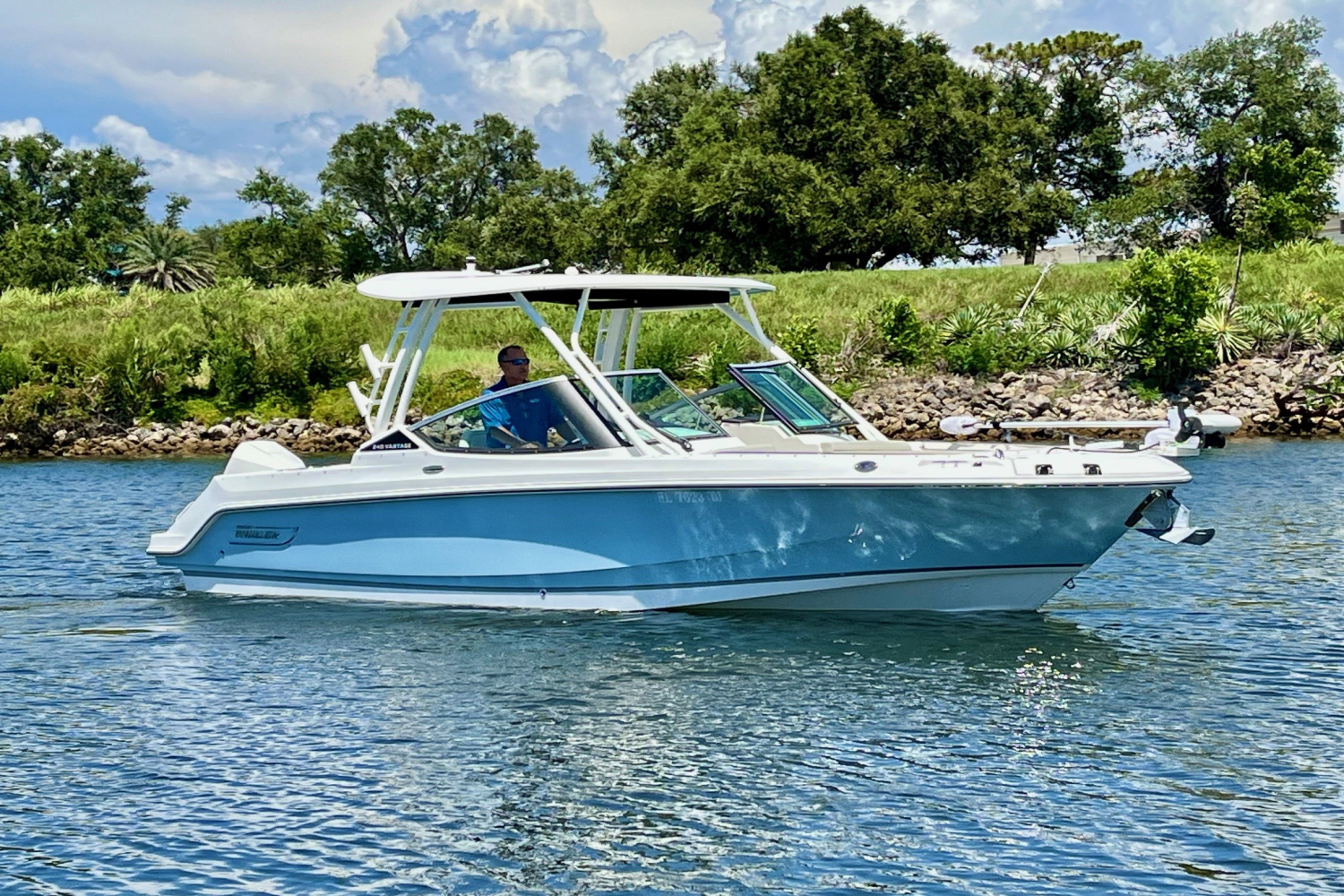 Slide: The Image of Boston Whaler 240 VANTAGE 2023 - 0