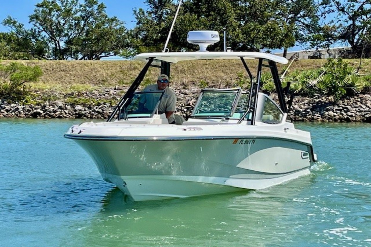 Slide: The Image of Boston Whaler 240 VANTAGE 2023 - 1