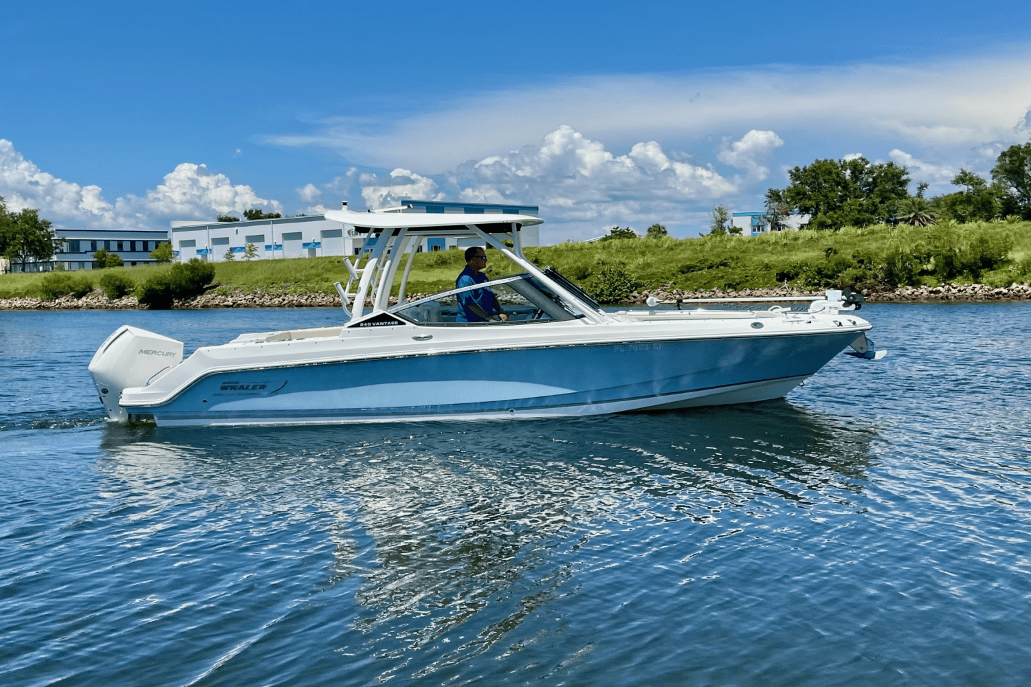 Slide: The Image of Boston Whaler 240 VANTAGE 2023 - 1