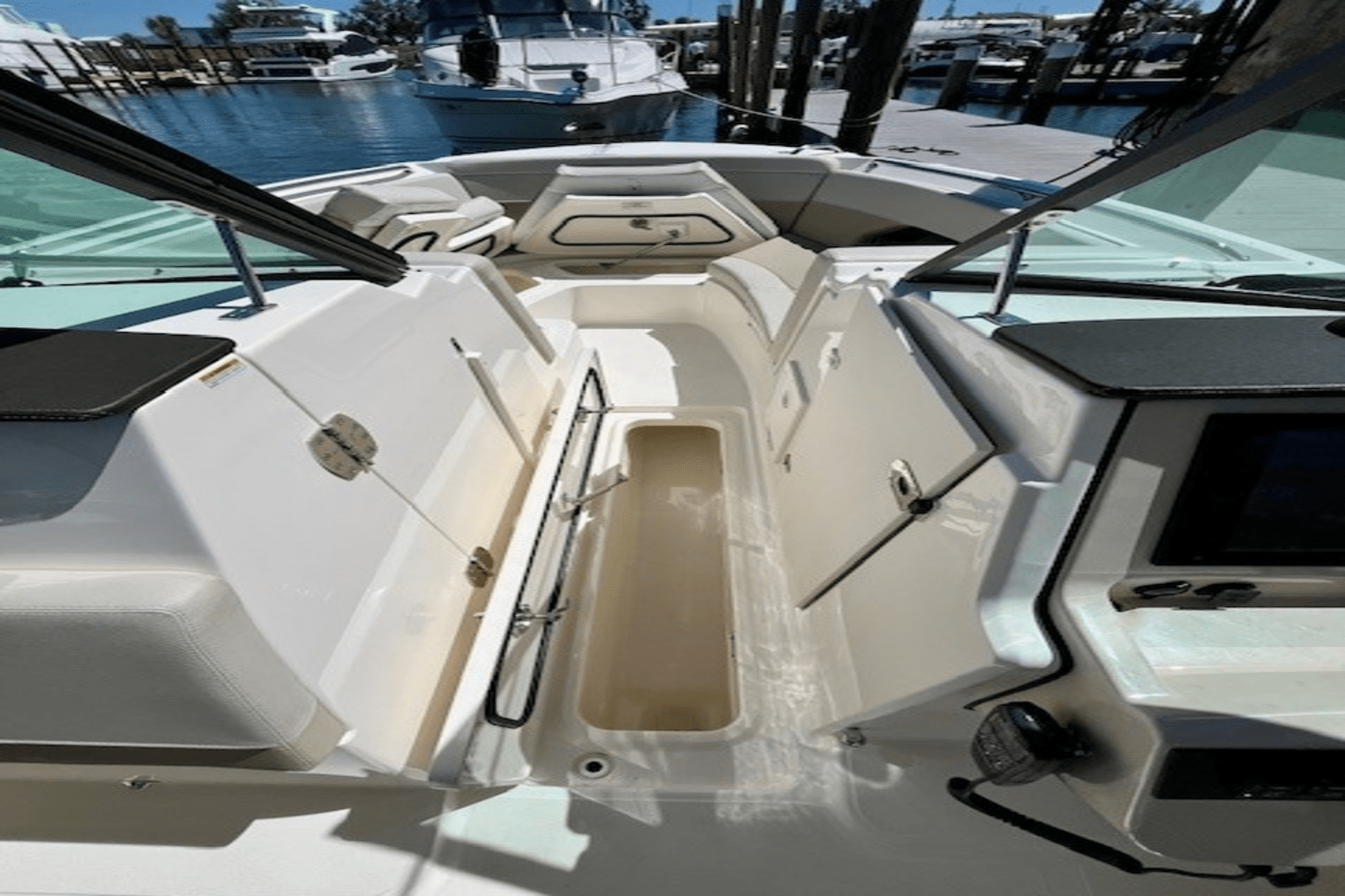 Slide: The Image of Boston Whaler 240 VANTAGE 2023 - 10