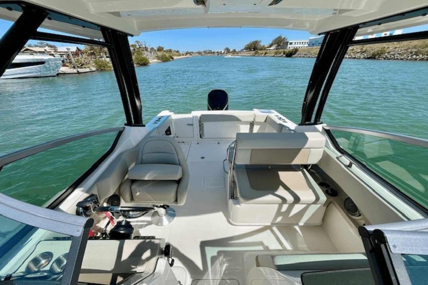Slide: The Image of Boston Whaler 240 VANTAGE 2023 - 12