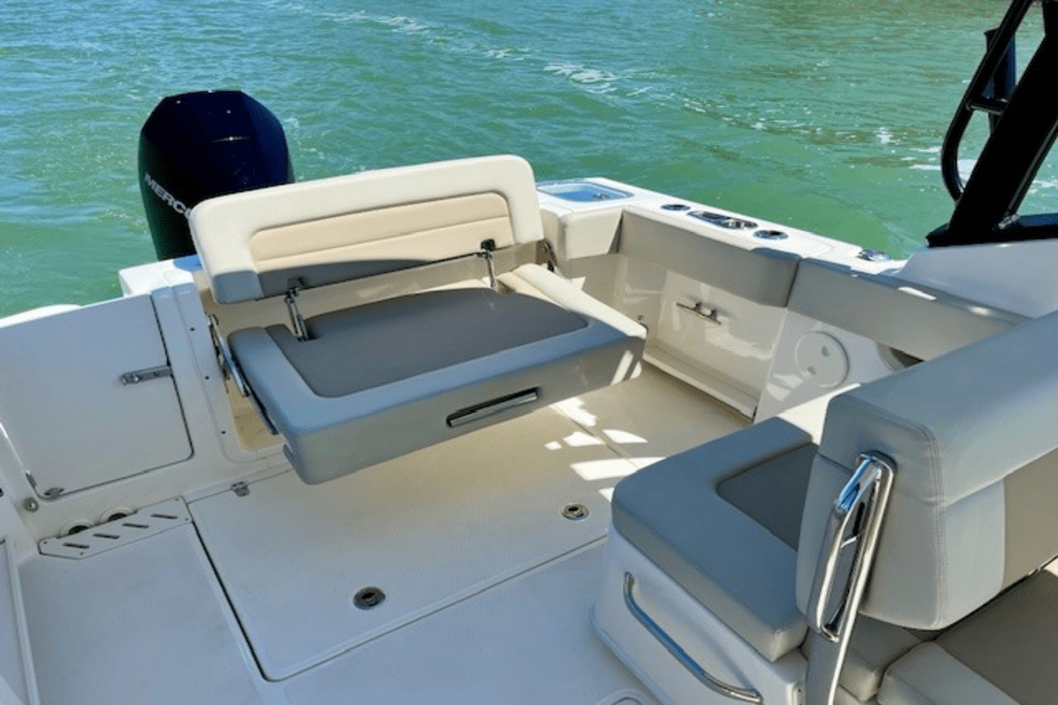 Slide: The Image of Boston Whaler 240 VANTAGE 2023 - 13