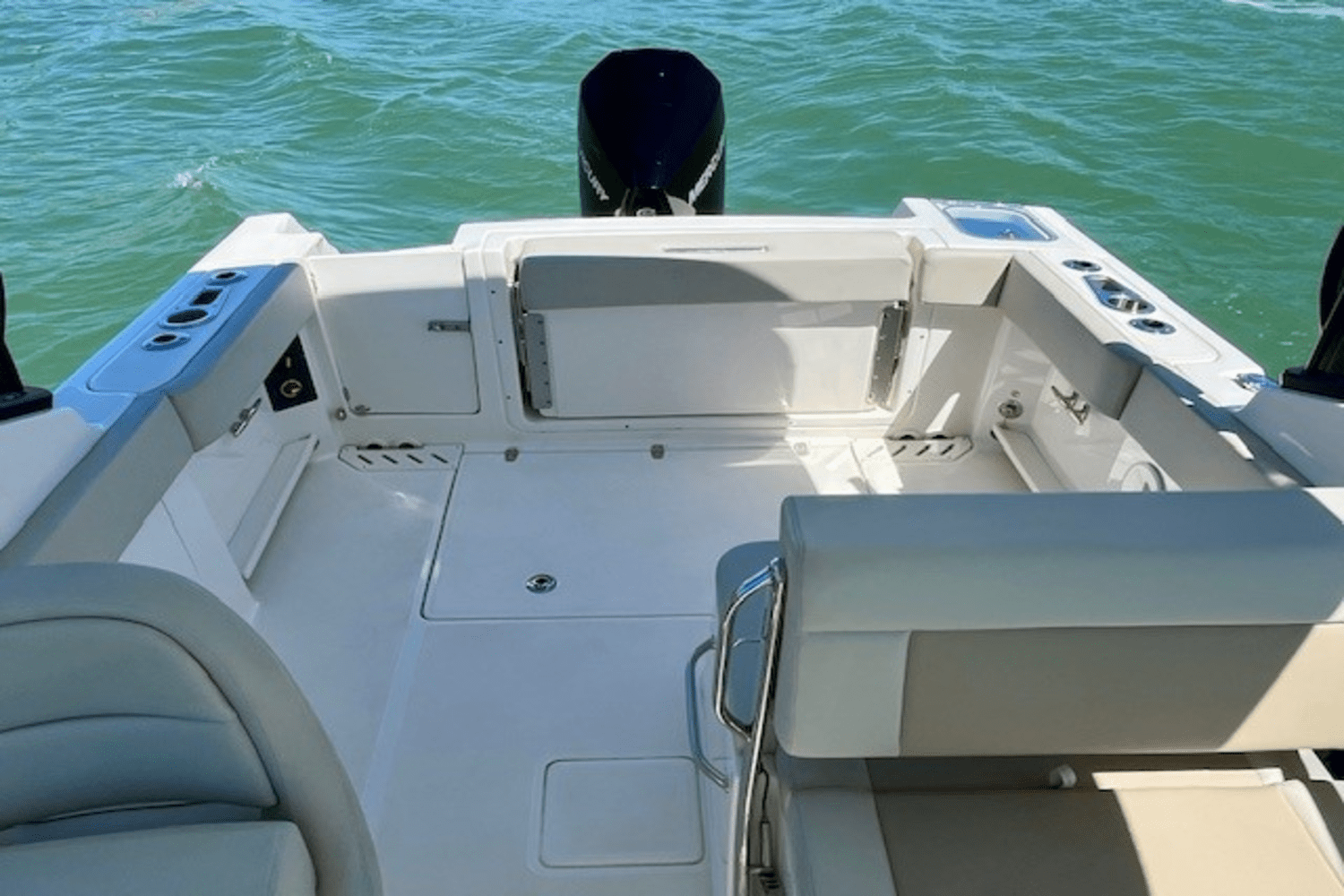 Slide: The Image of Boston Whaler 240 VANTAGE 2023 - 14