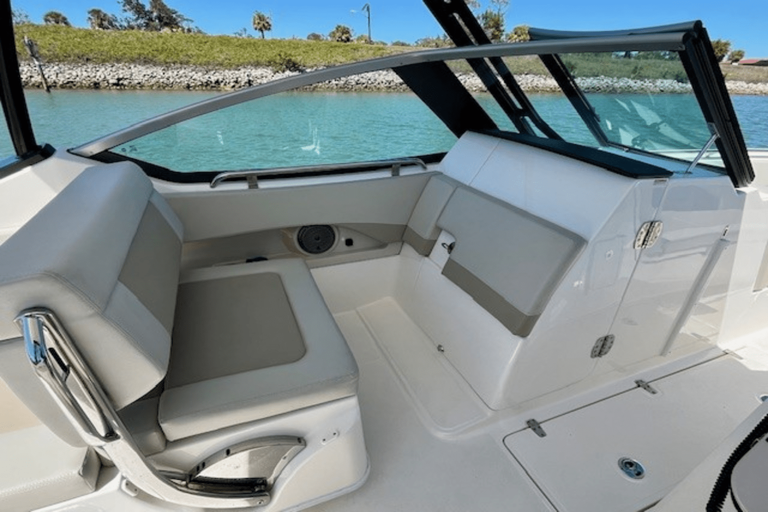 Slide: The Image of Boston Whaler 240 VANTAGE 2023 - 16