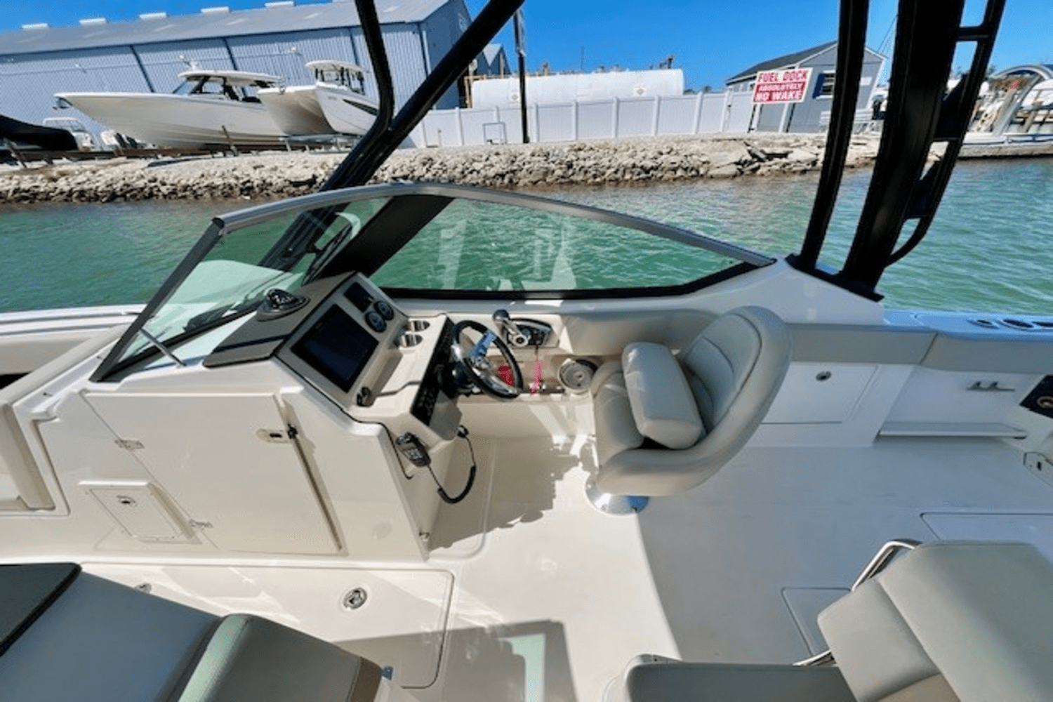Slide: The Image of Boston Whaler 240 VANTAGE 2023 - 18