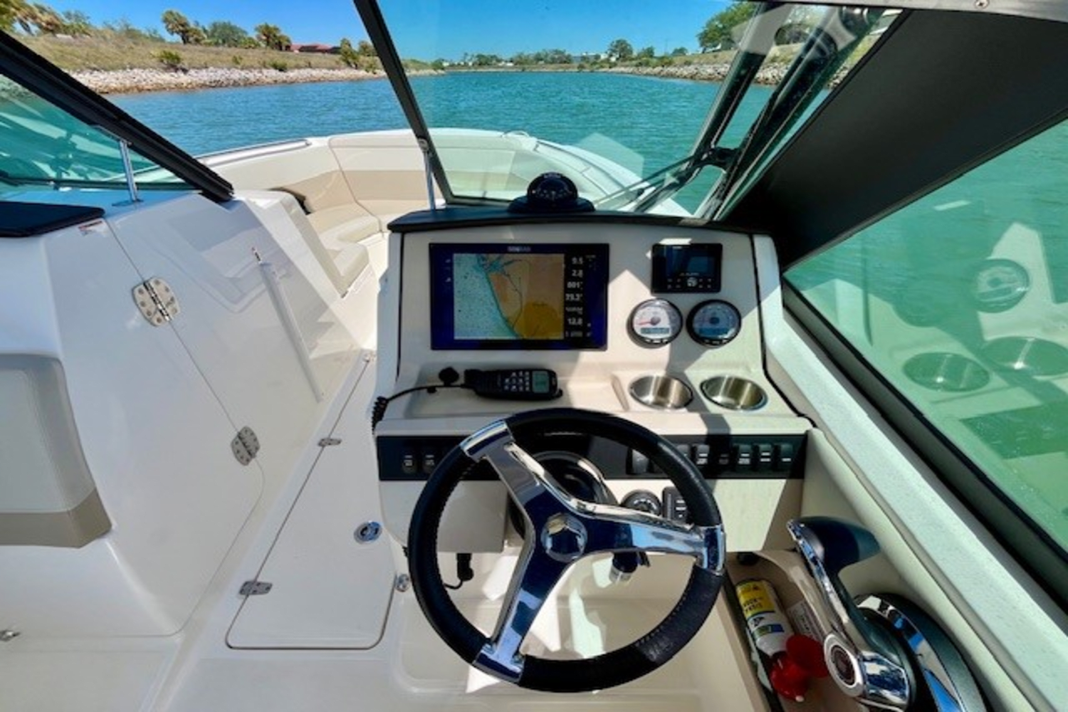 Slide: The Image of Boston Whaler 240 VANTAGE 2023 - 19