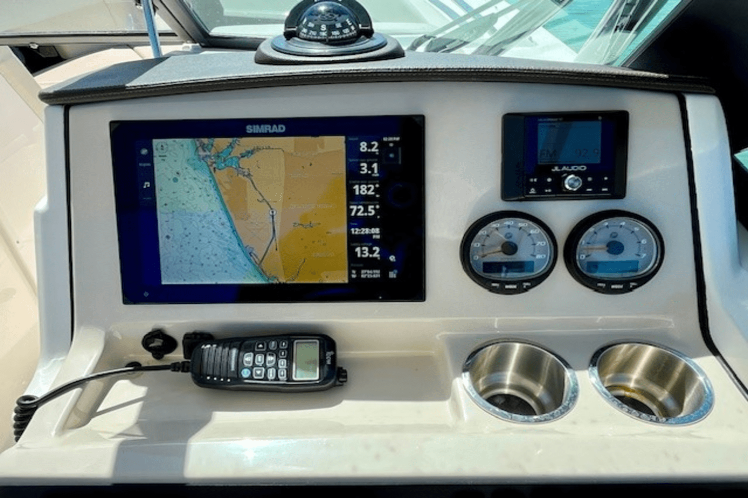 Slide: The Image of Boston Whaler 240 VANTAGE 2023 - 20