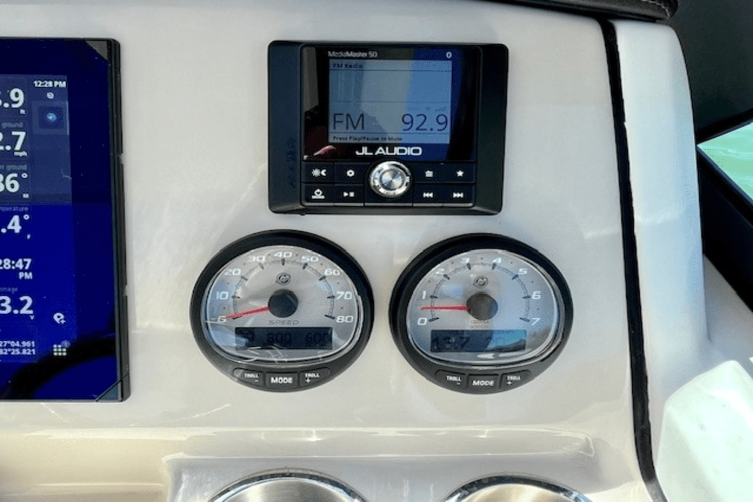 Slide: The Image of Boston Whaler 240 VANTAGE 2023 - 22