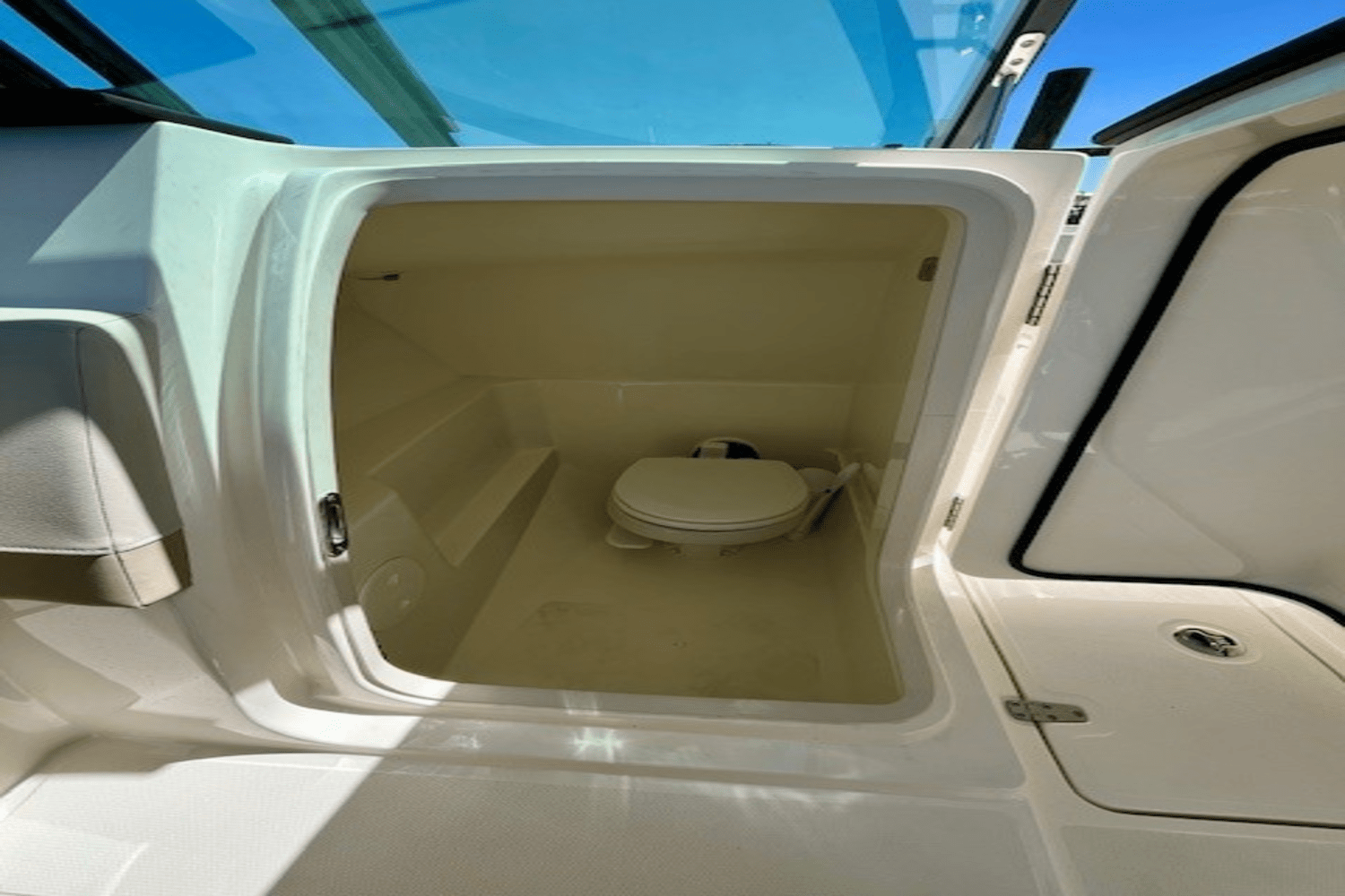 Slide: The Image of Boston Whaler 240 VANTAGE 2023 - 23