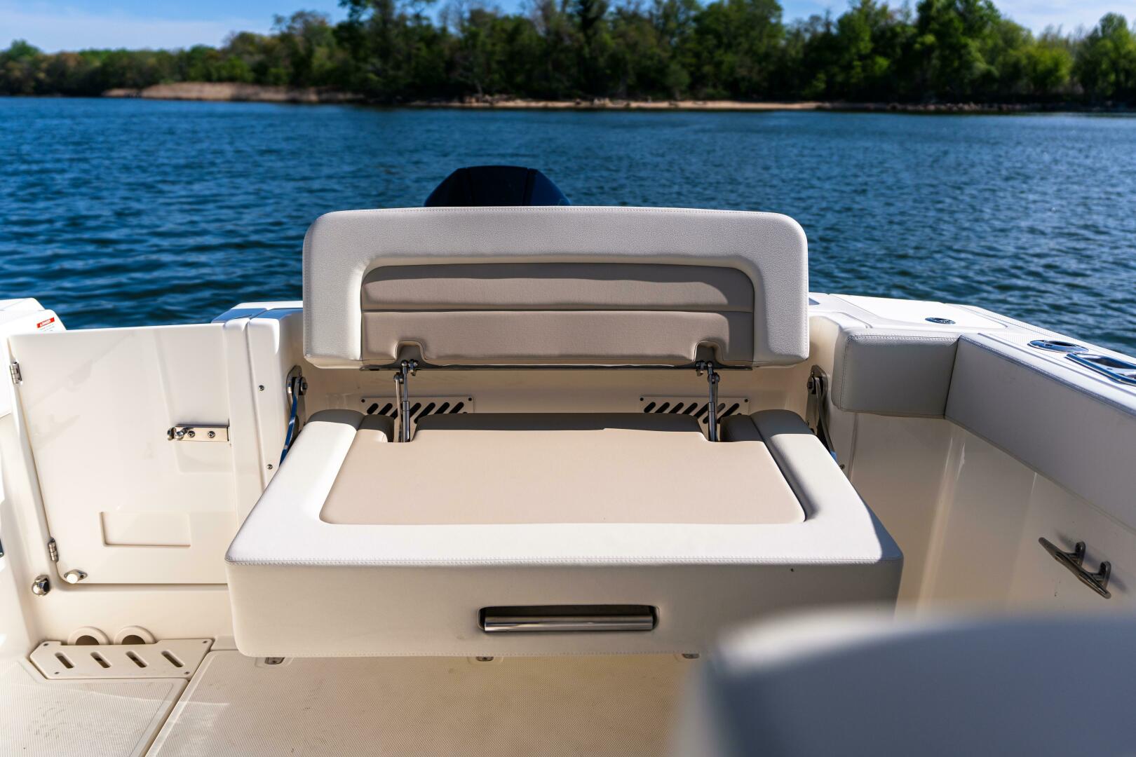 Slide: The Image of Boston Whaler 240 Vantage 2023 - 5251111