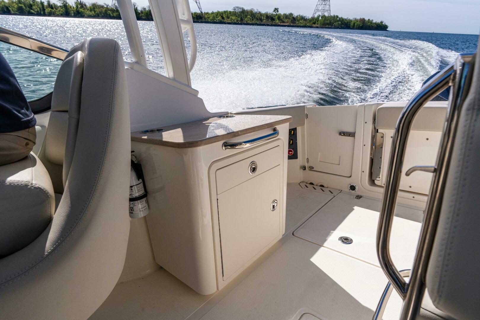 Slide: The Image of Boston Whaler 240 Vantage 2023 - 5251121