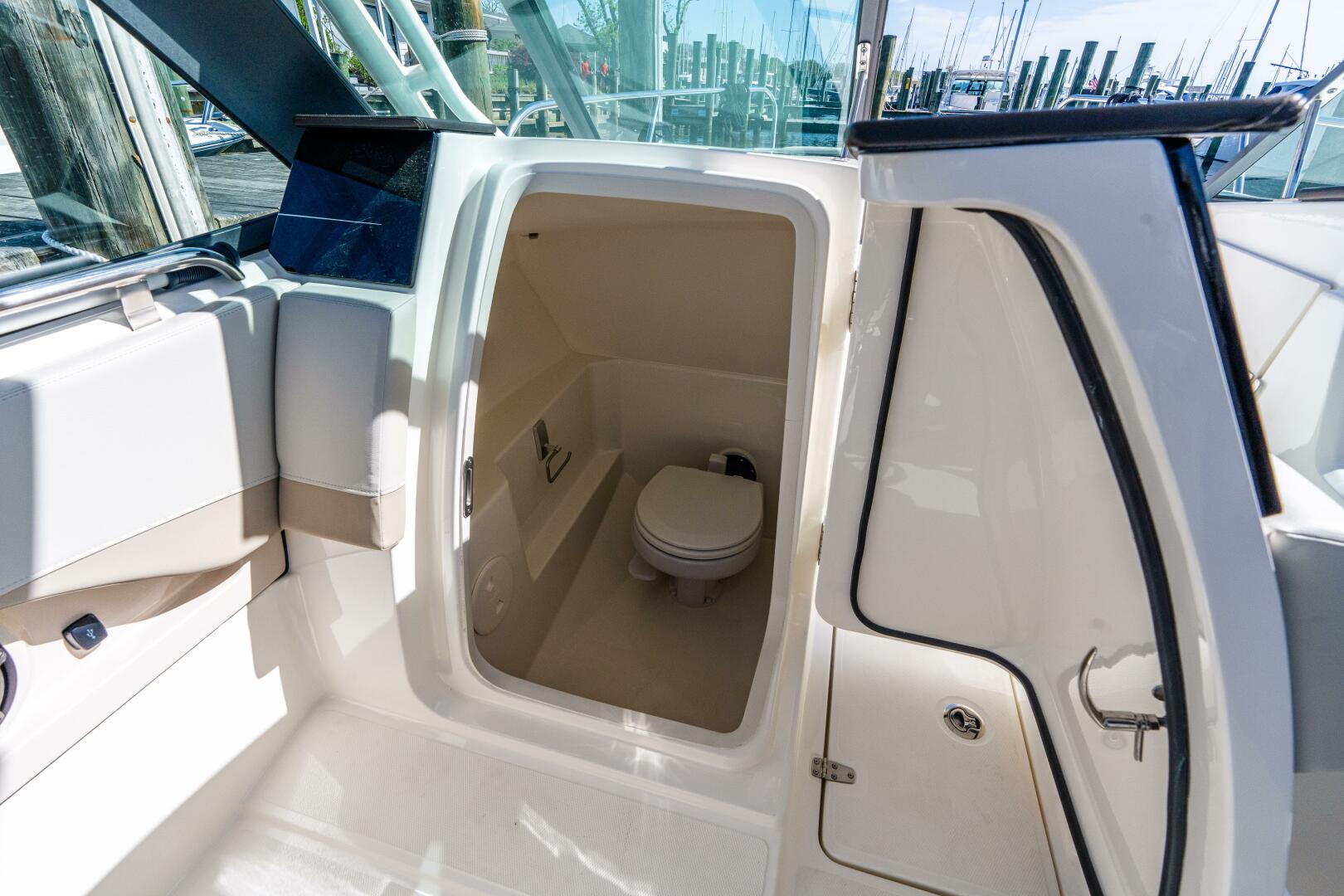 Slide: The Image of Boston Whaler 240 Vantage 2023 - 5251144