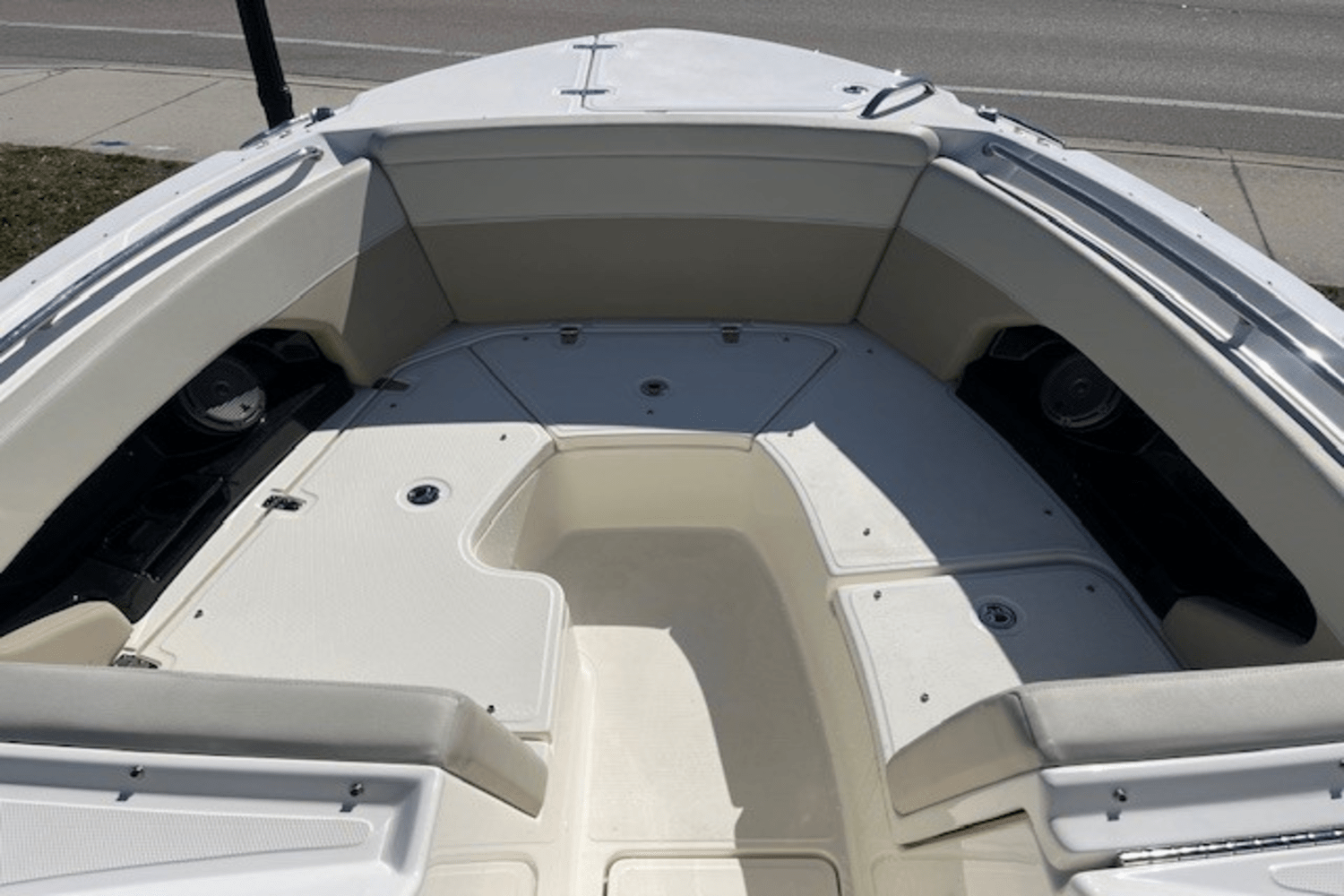 Slide: The Image of Boston Whaler 240 VANTAGE 2023 - 7